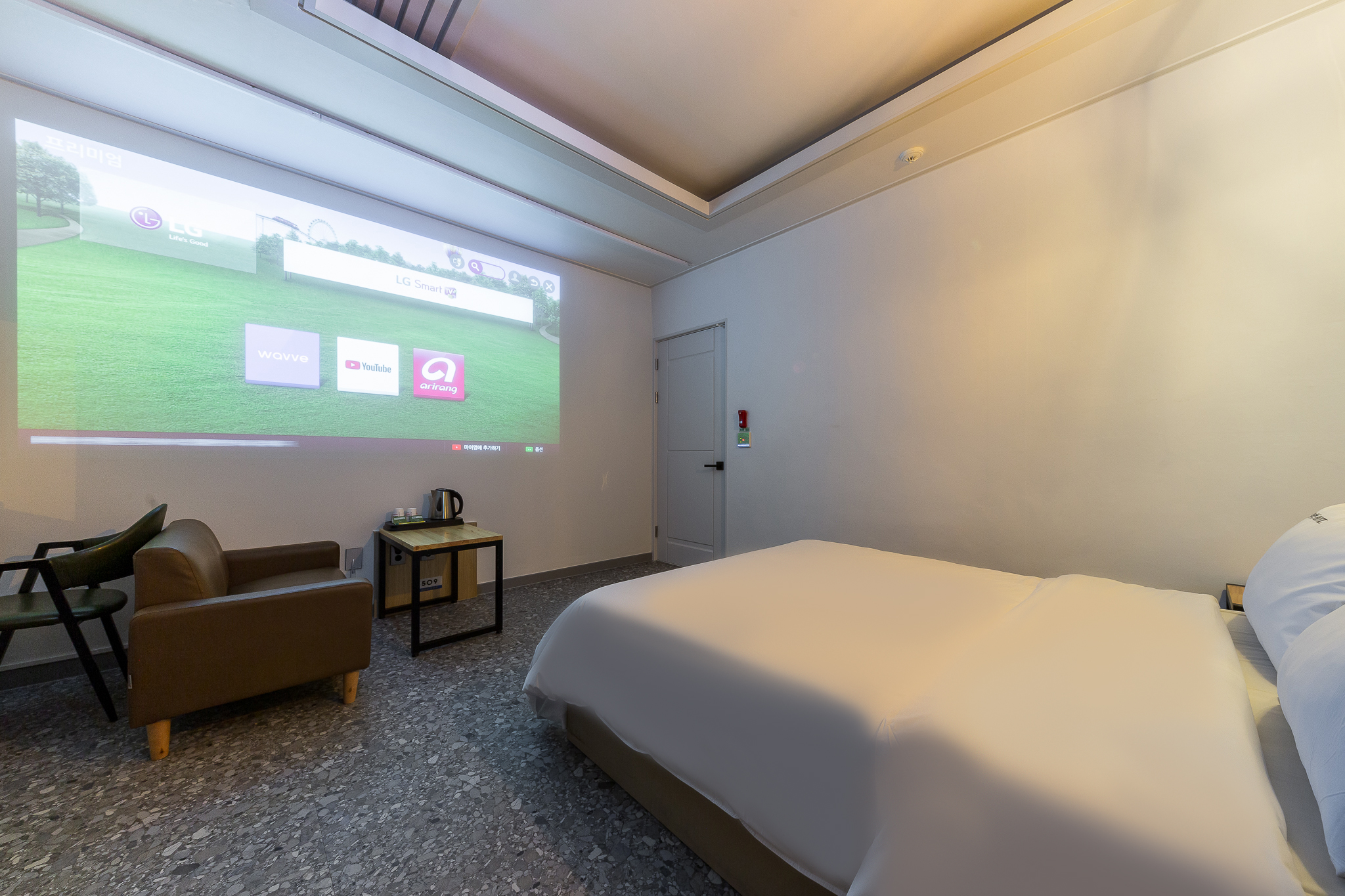 room detail thumbnail 2