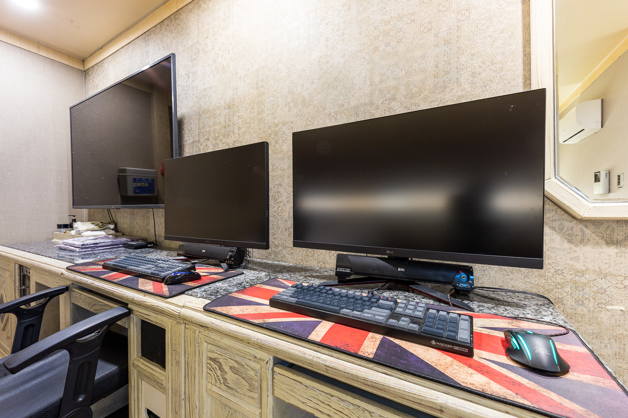 room detail thumbnail 1