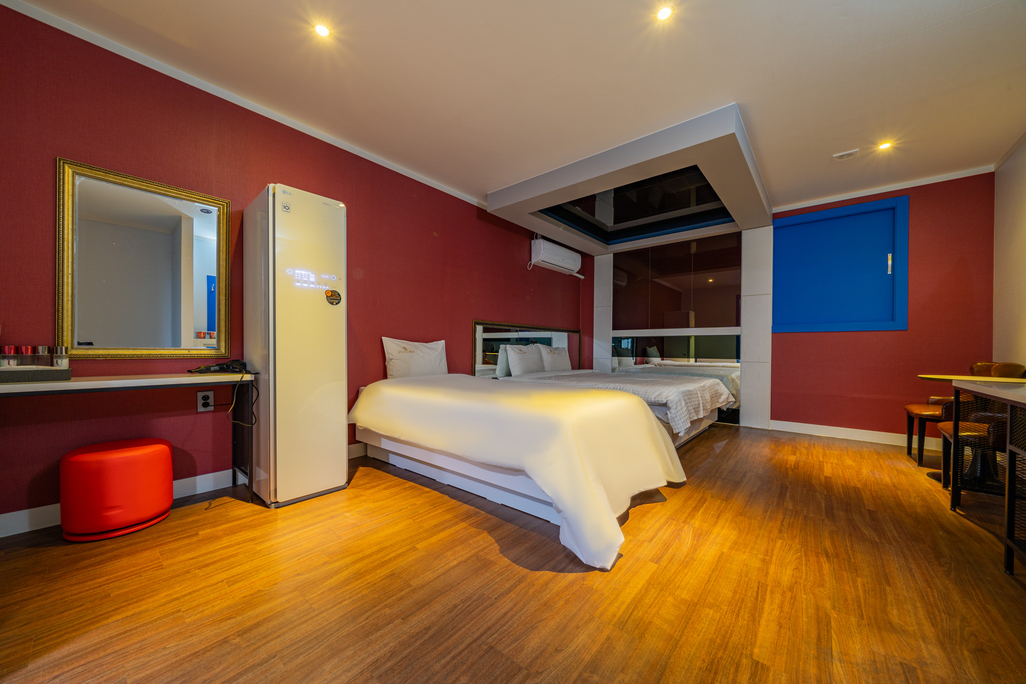 room detail thumbnail 2