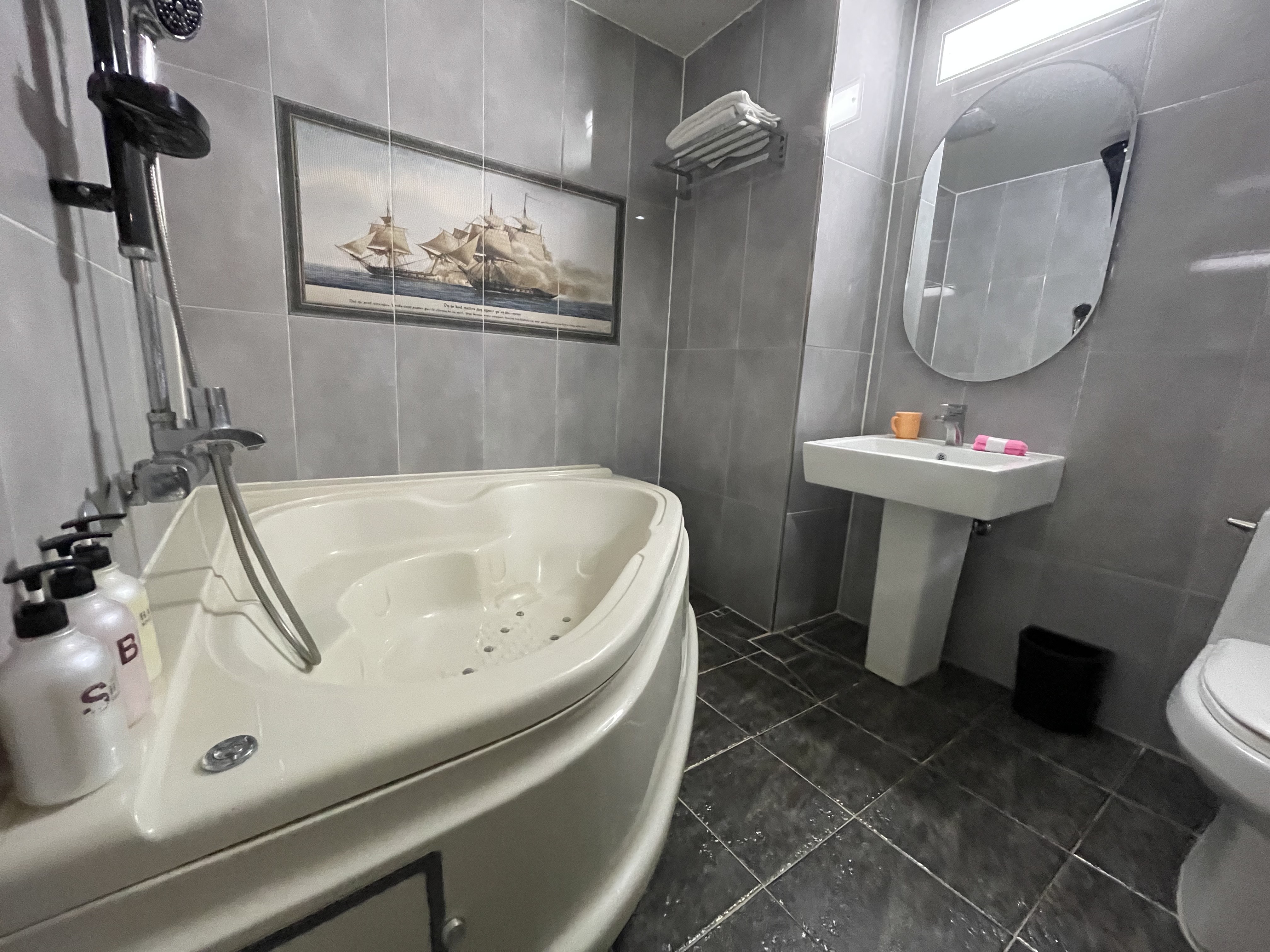 room detail thumbnail 2