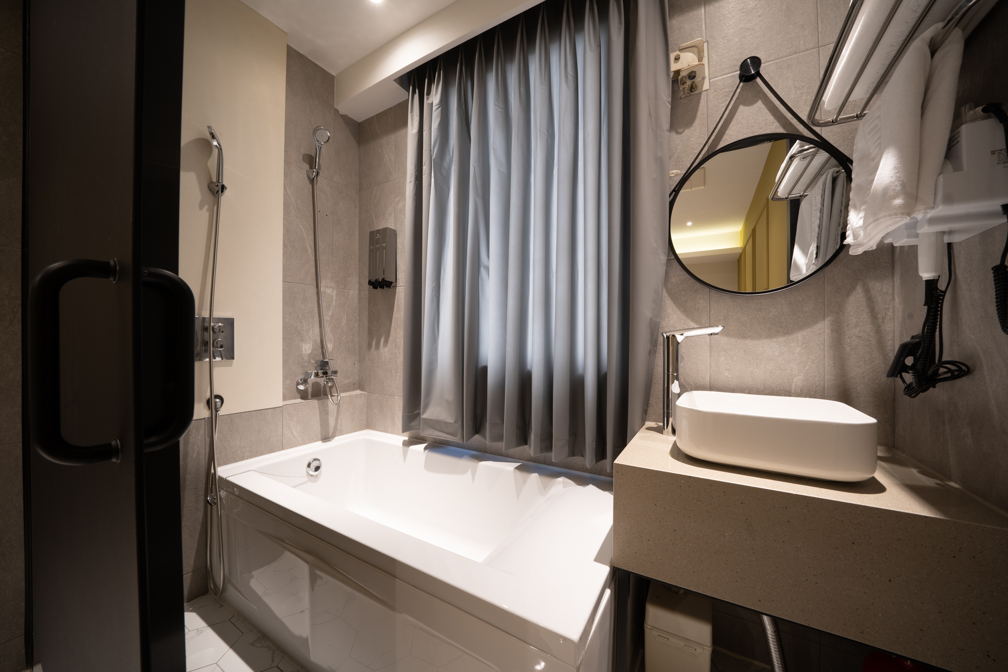 room detail thumbnail 2