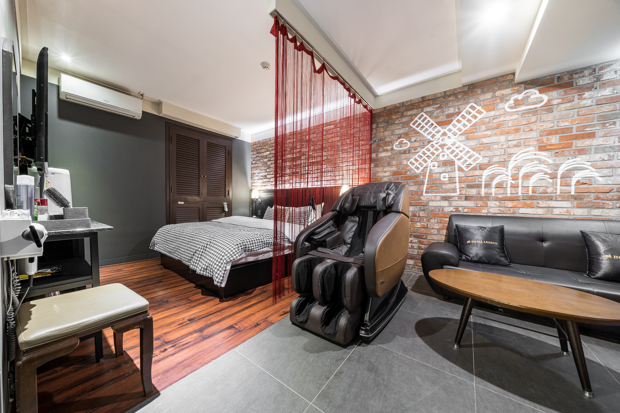 room detail thumbnail 1