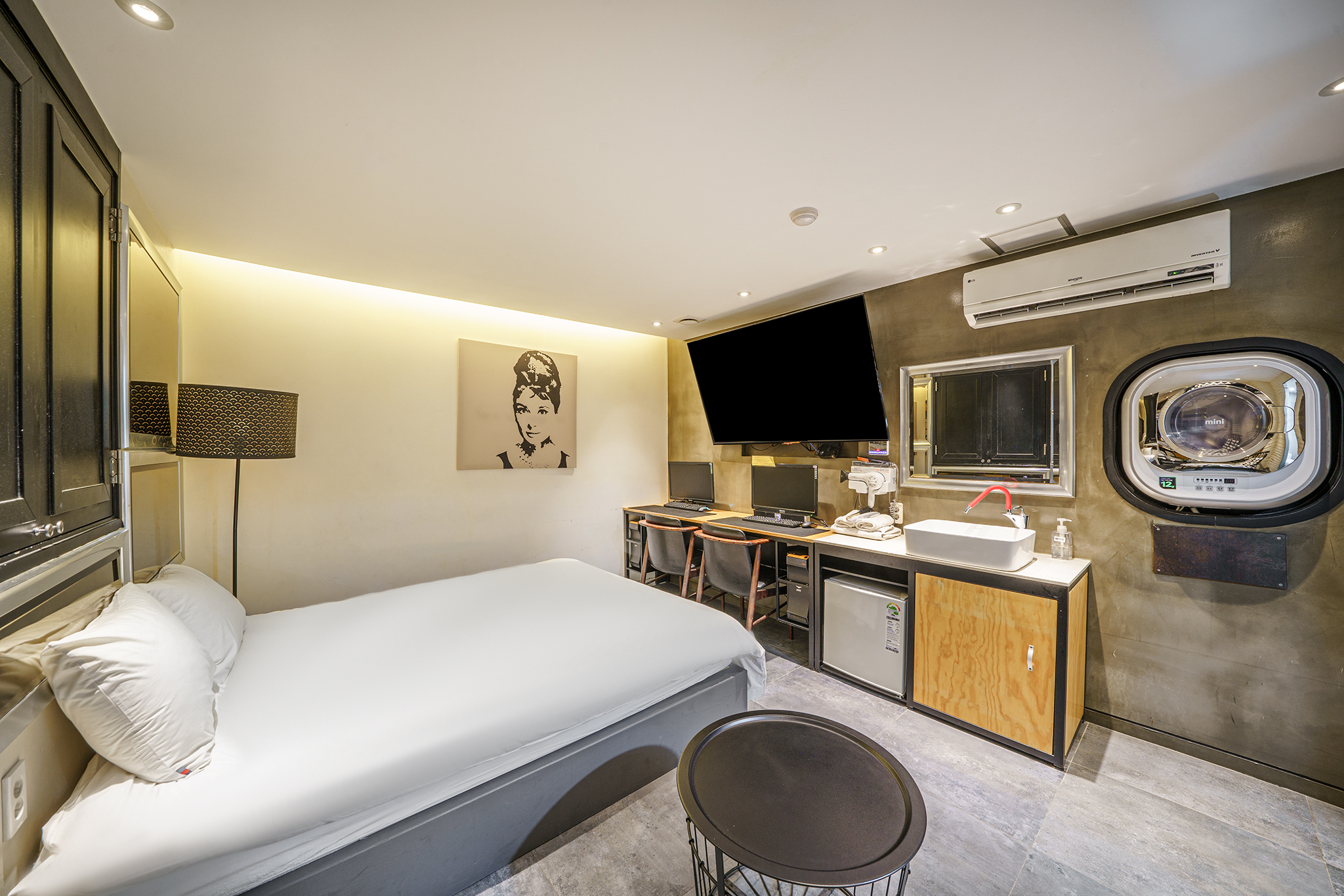room detail thumbnail 2