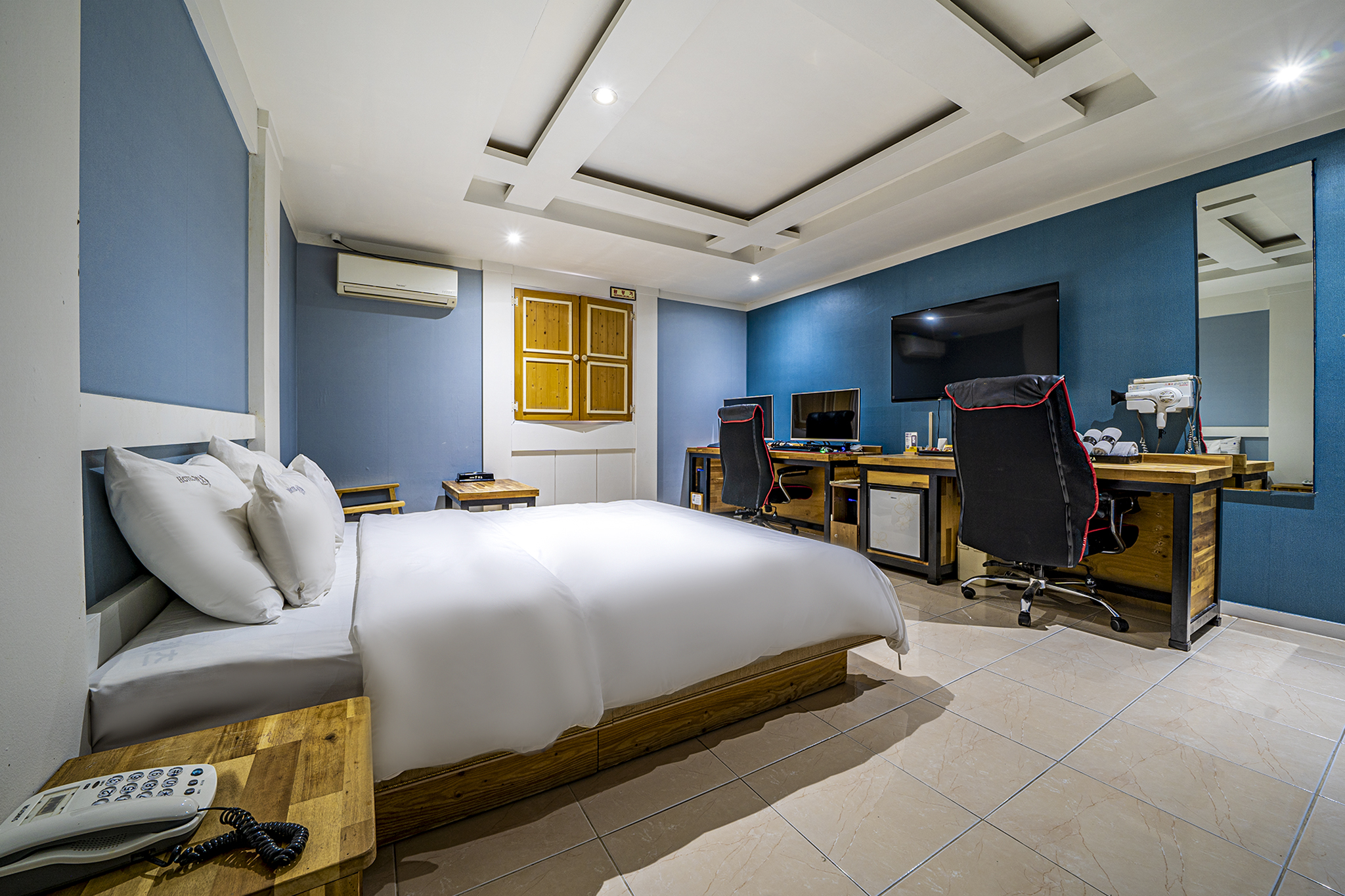 room detail thumbnail 2