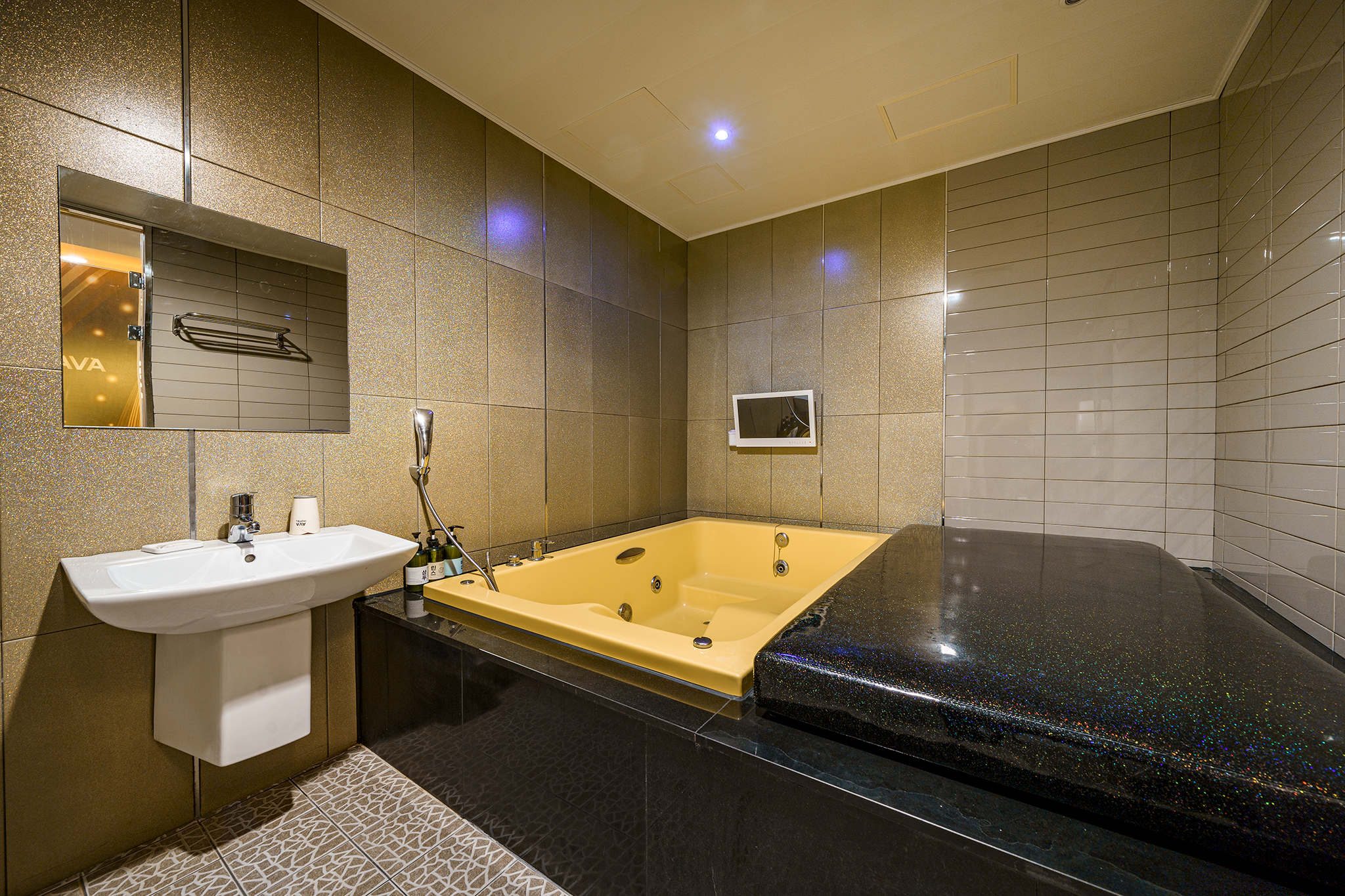 room detail thumbnail 2