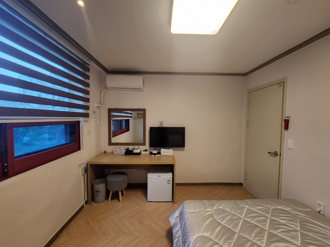 room detail thumbnail 1