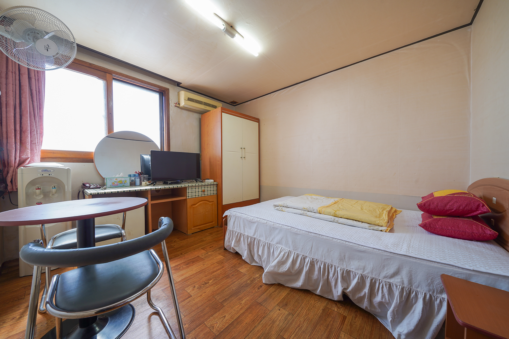 room detail thumbnail 2