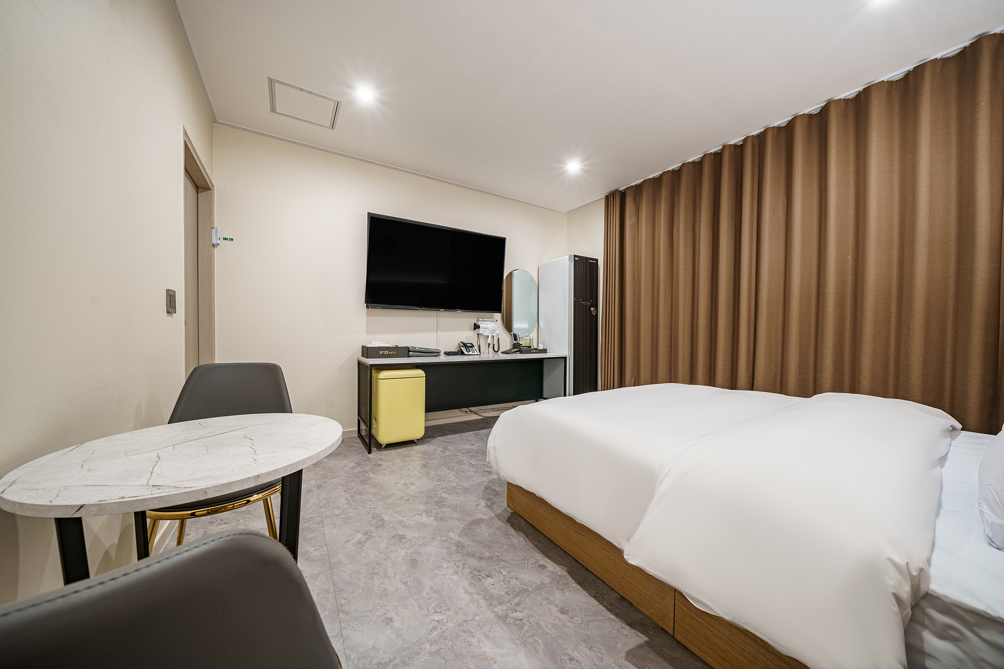 room detail thumbnail 1