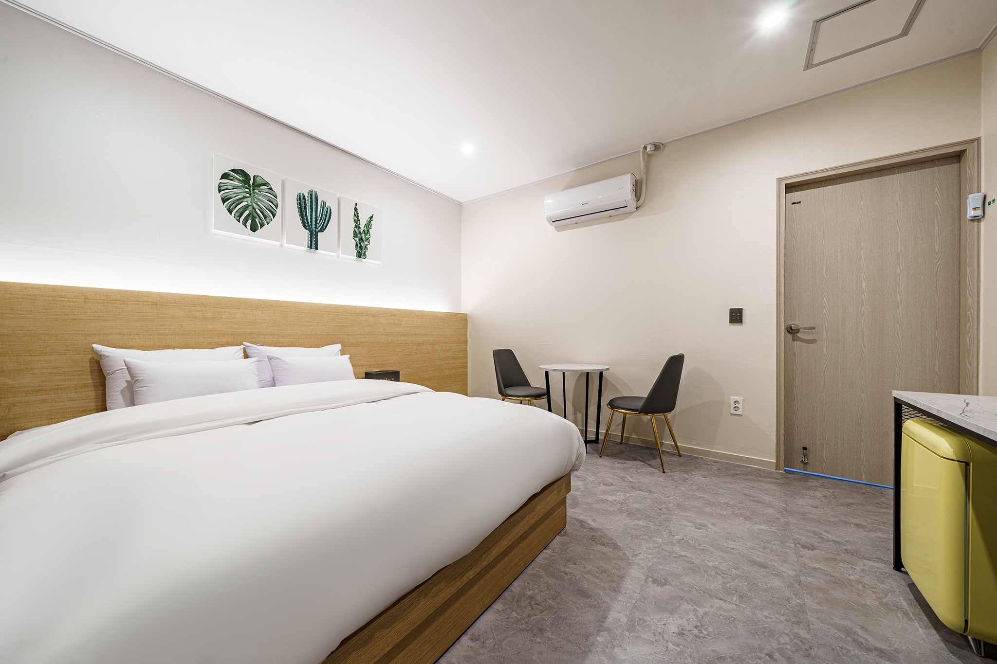 room detail thumbnail 2