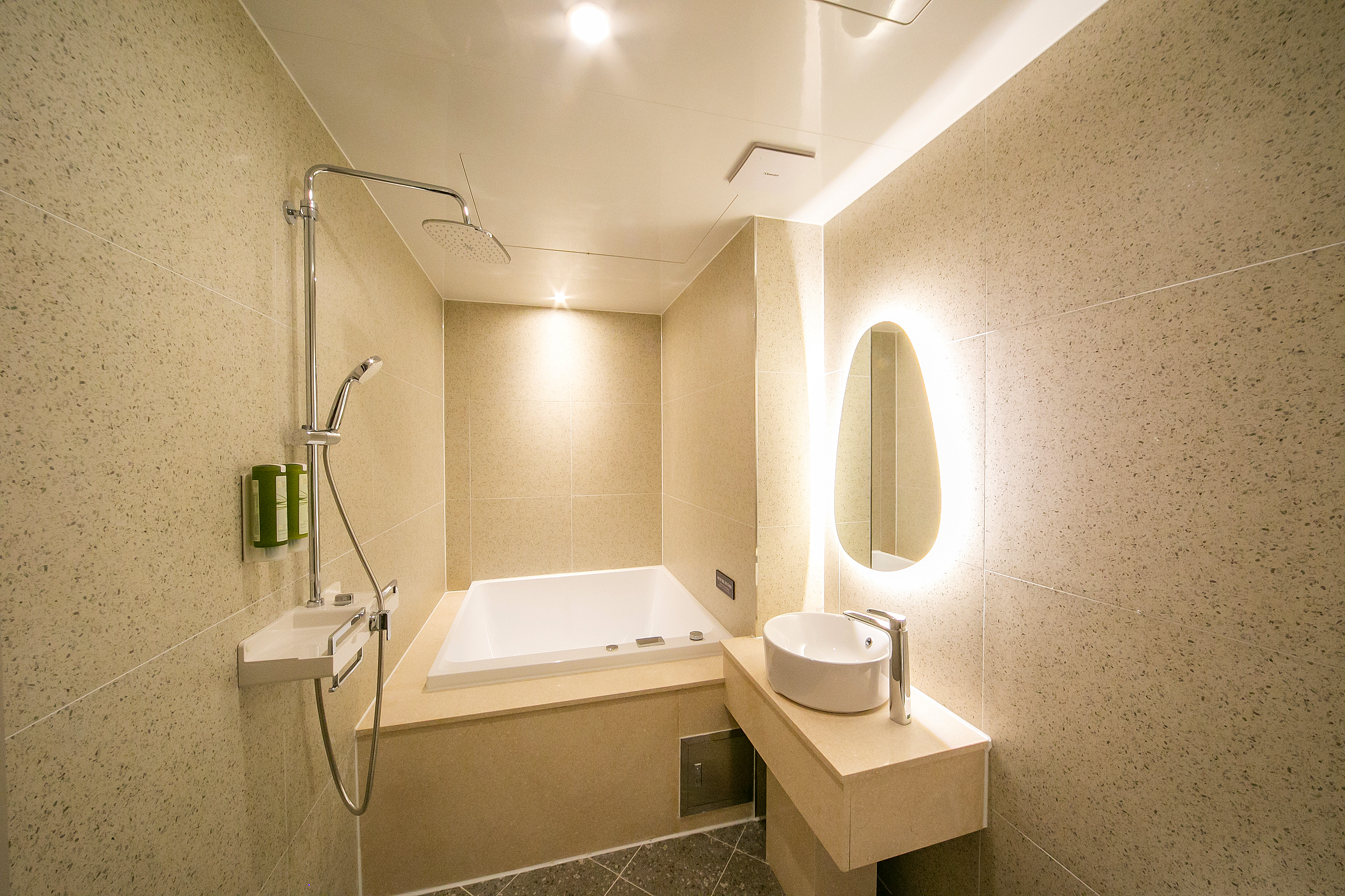 room detail thumbnail 2