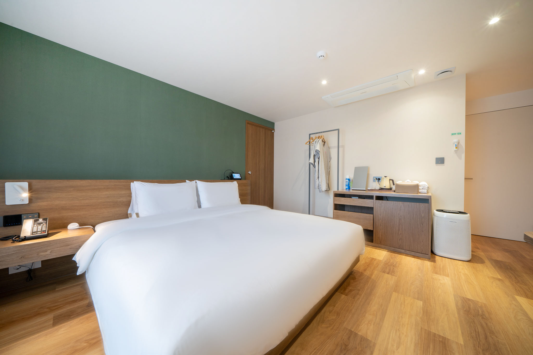 room detail thumbnail 2