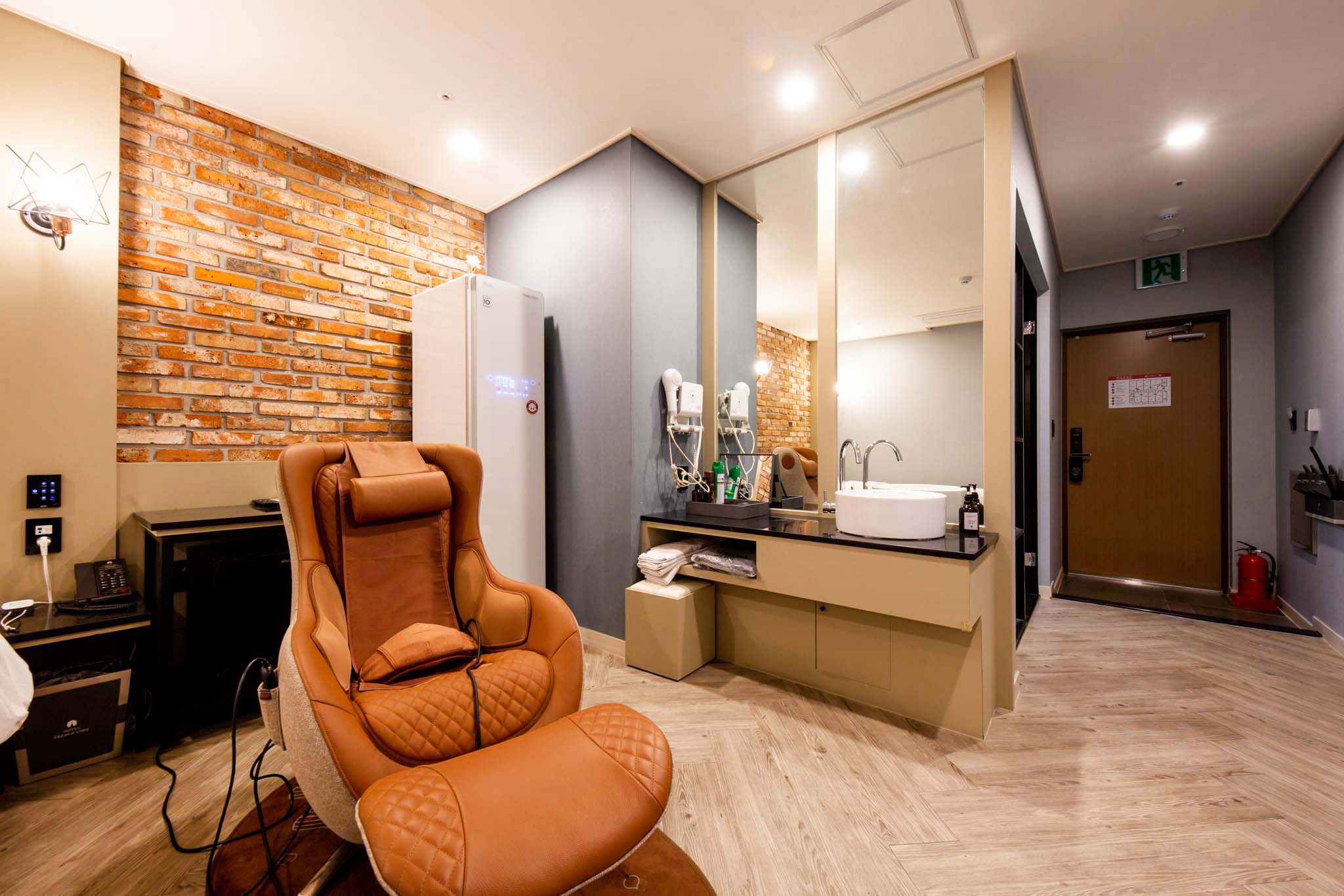 room detail thumbnail 2