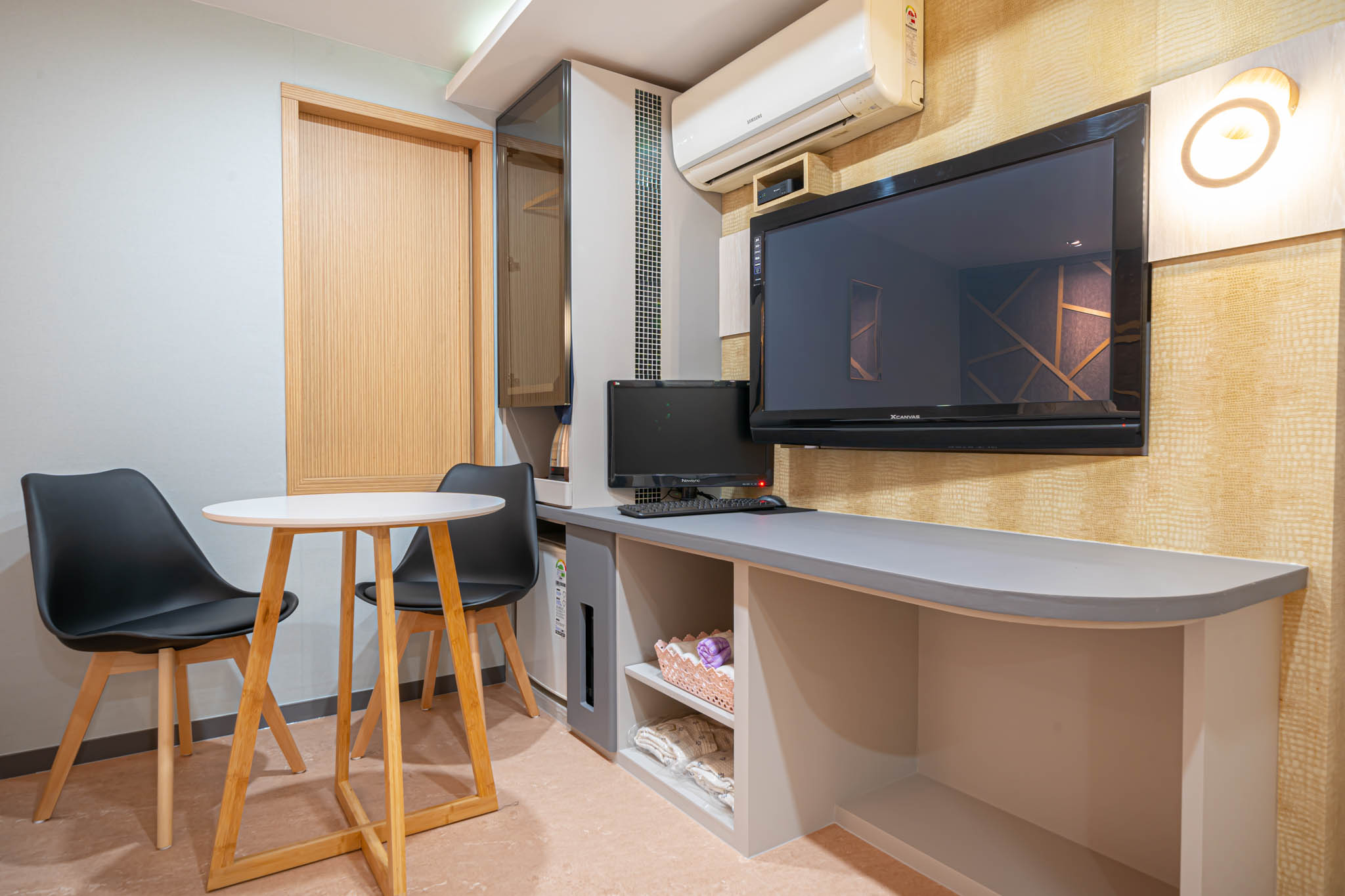 room detail thumbnail 2