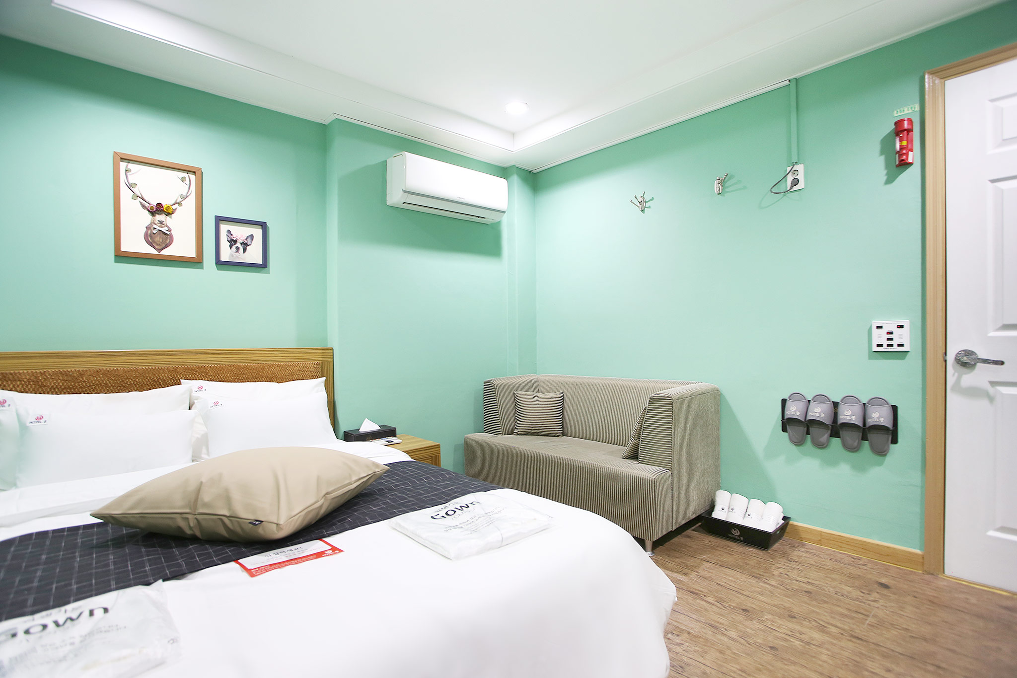 room detail thumbnail 2