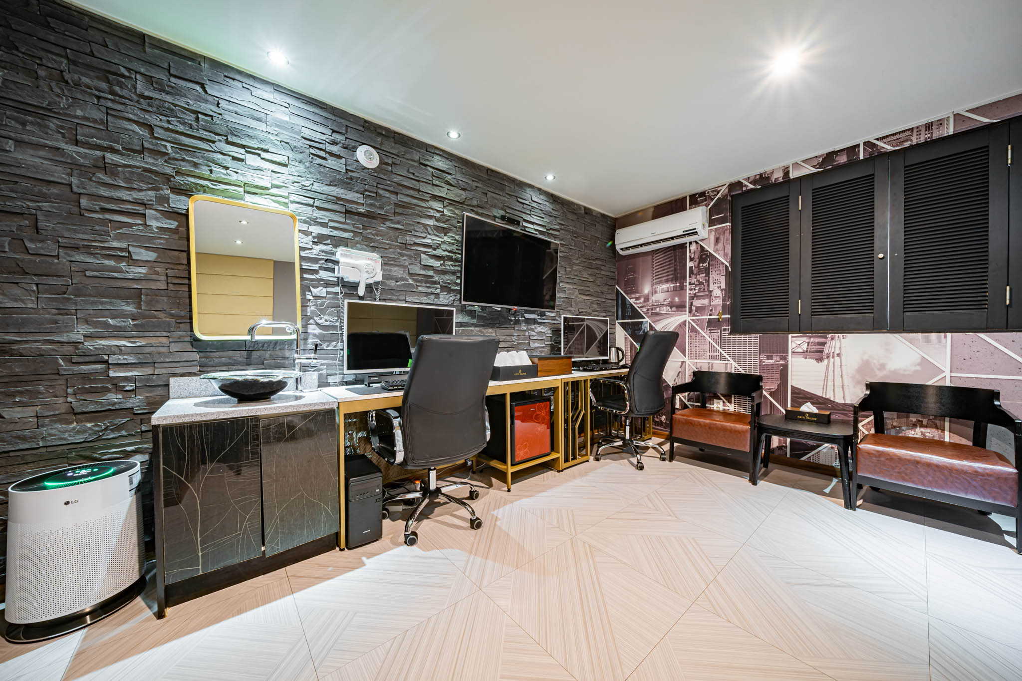 room detail thumbnail 2