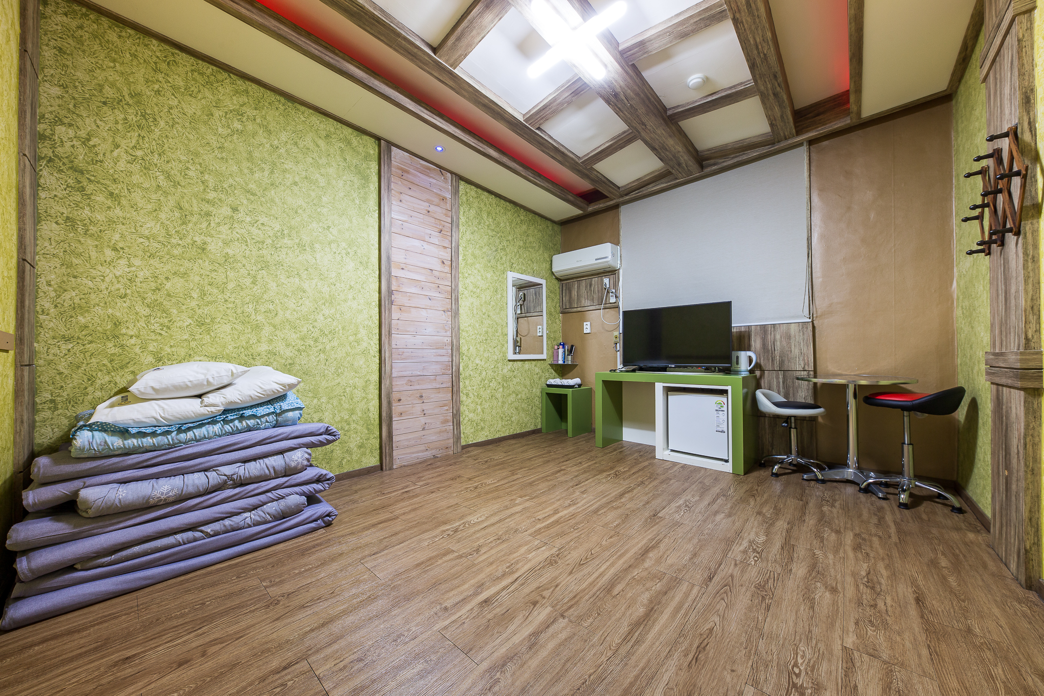 room detail thumbnail 2