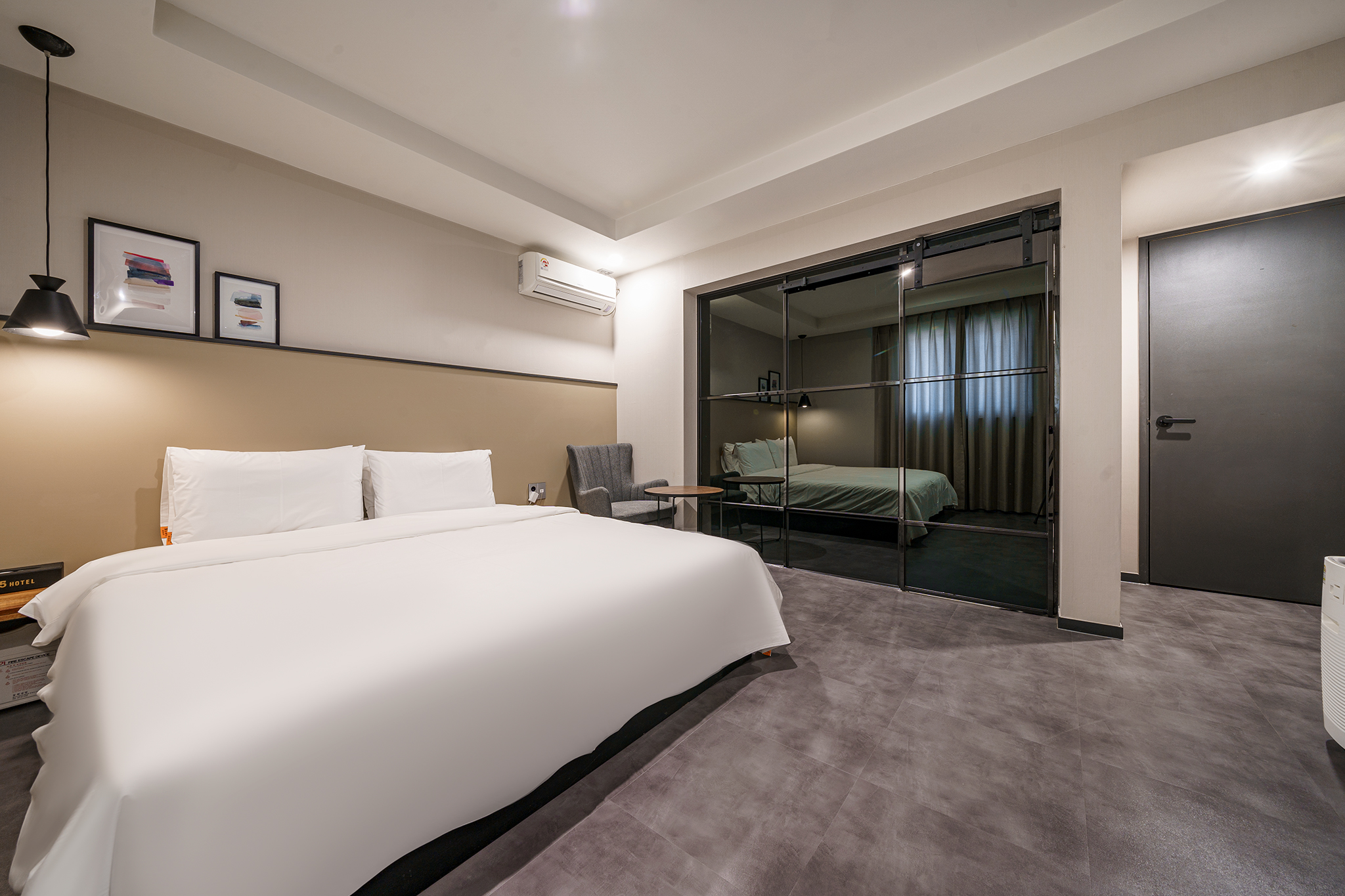 room detail thumbnail 2