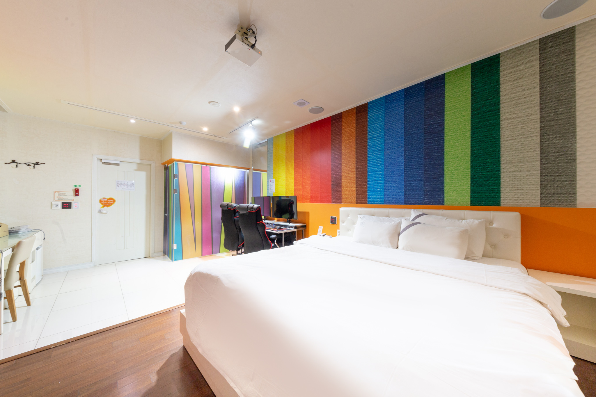 room detail thumbnail 2