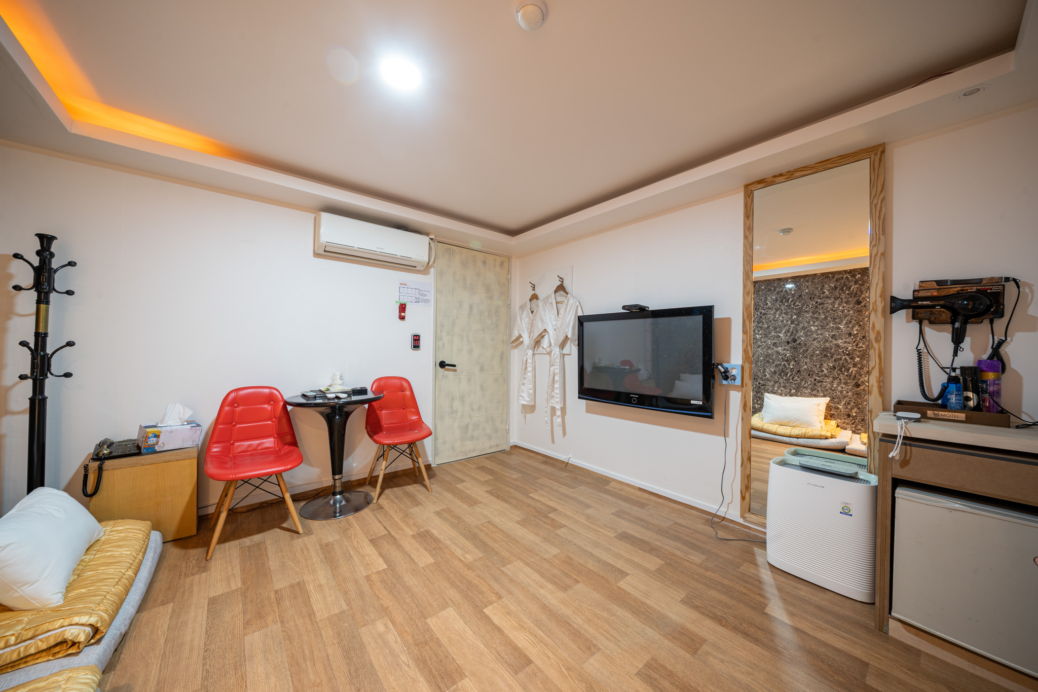 room detail thumbnail 2