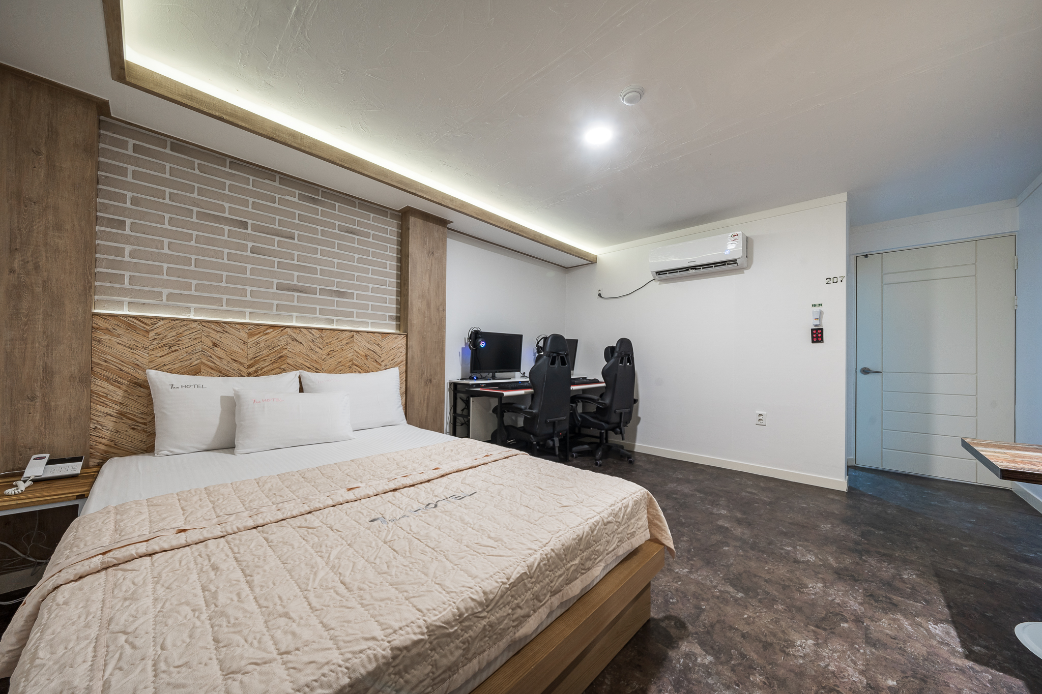 room detail thumbnail 2