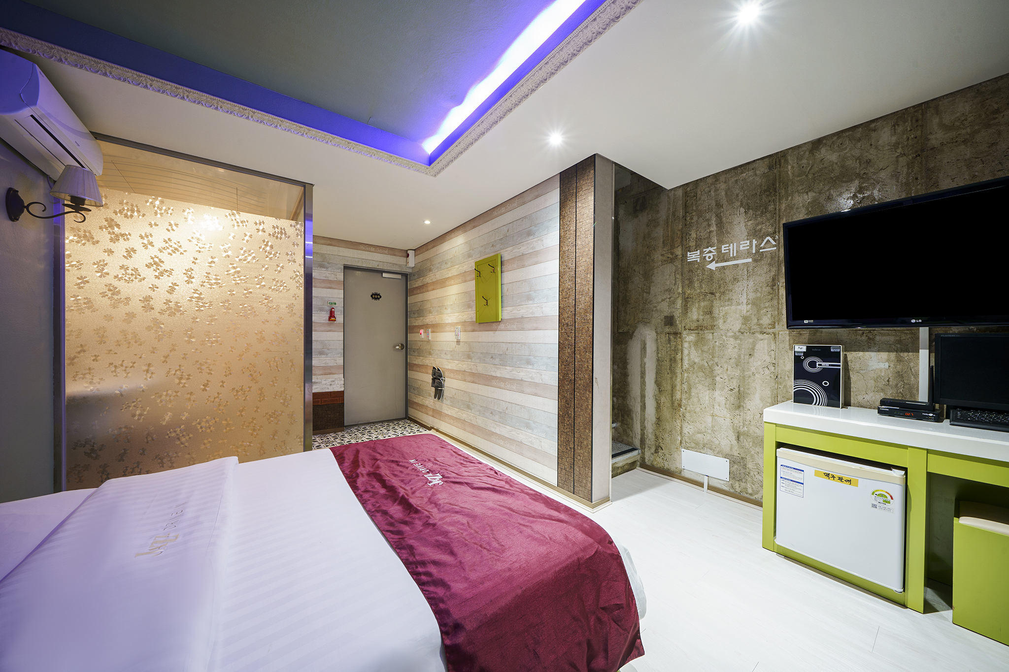 room detail thumbnail 2