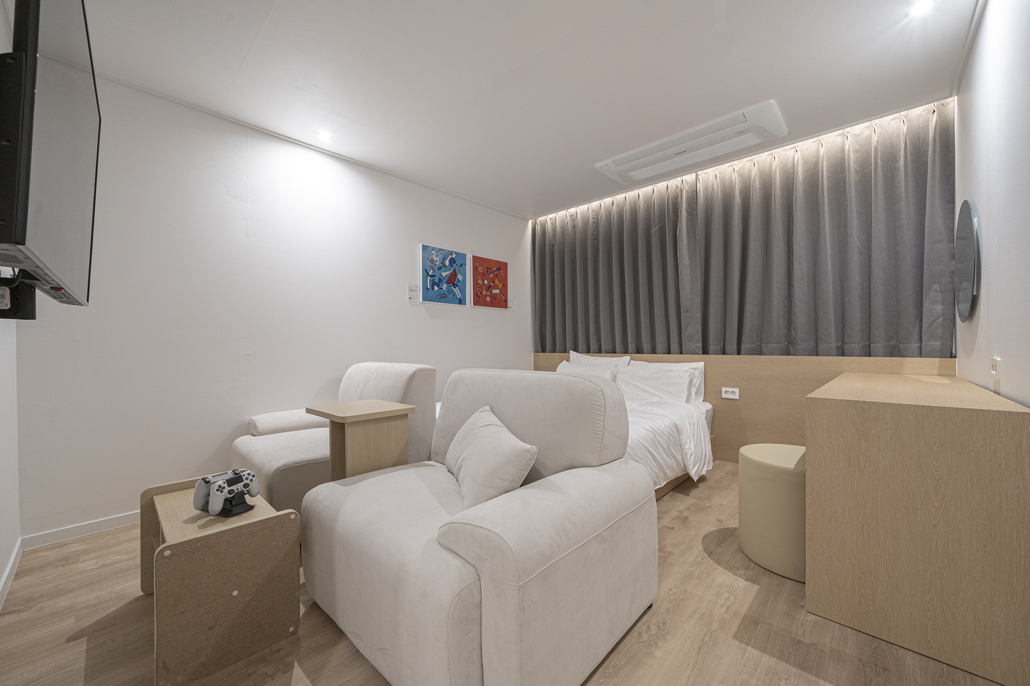 room detail thumbnail 2
