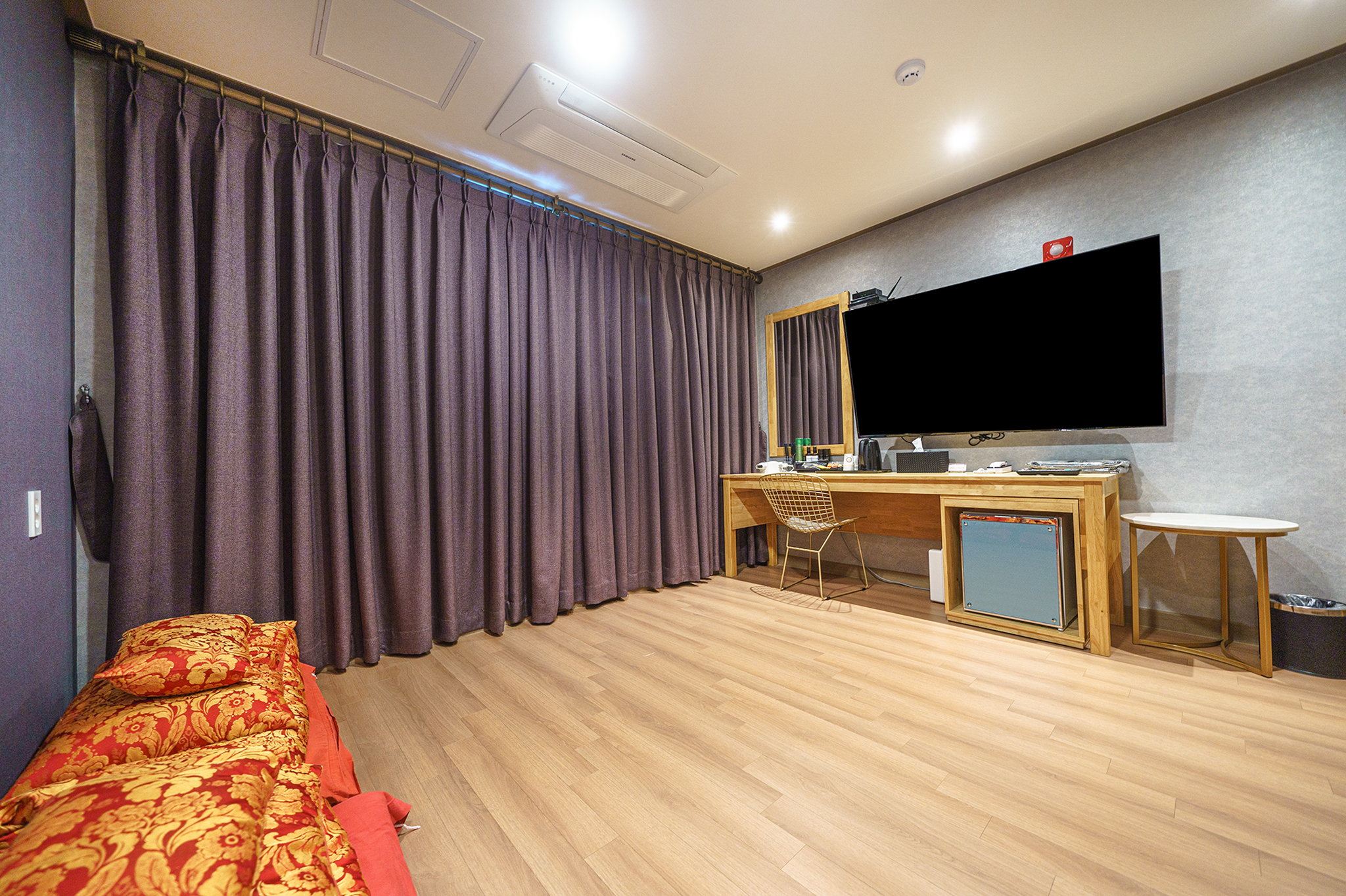 room detail thumbnail 2