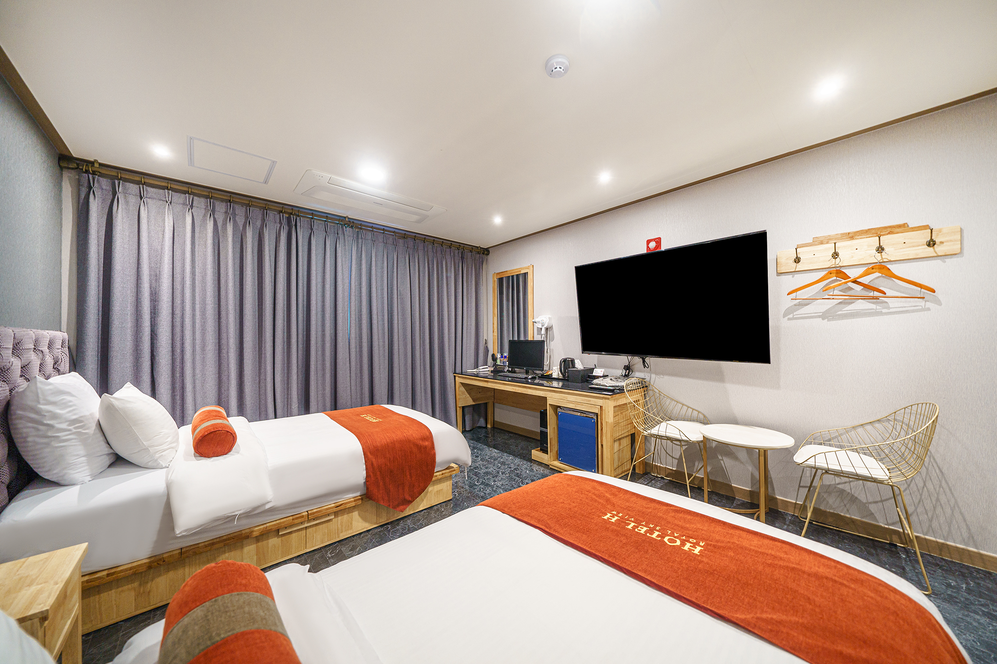 room detail thumbnail 1