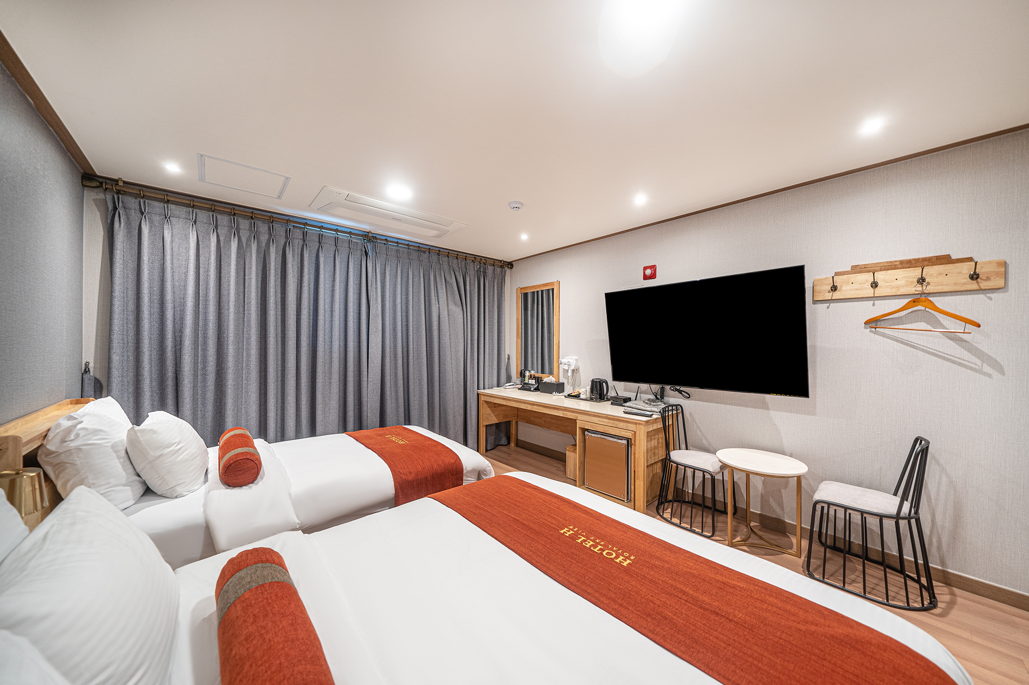 room detail thumbnail 1