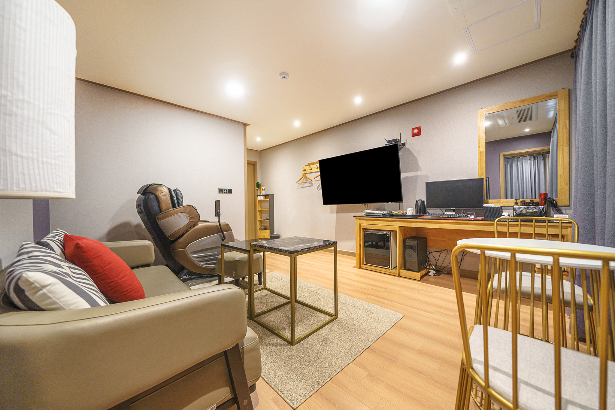 room detail thumbnail 1