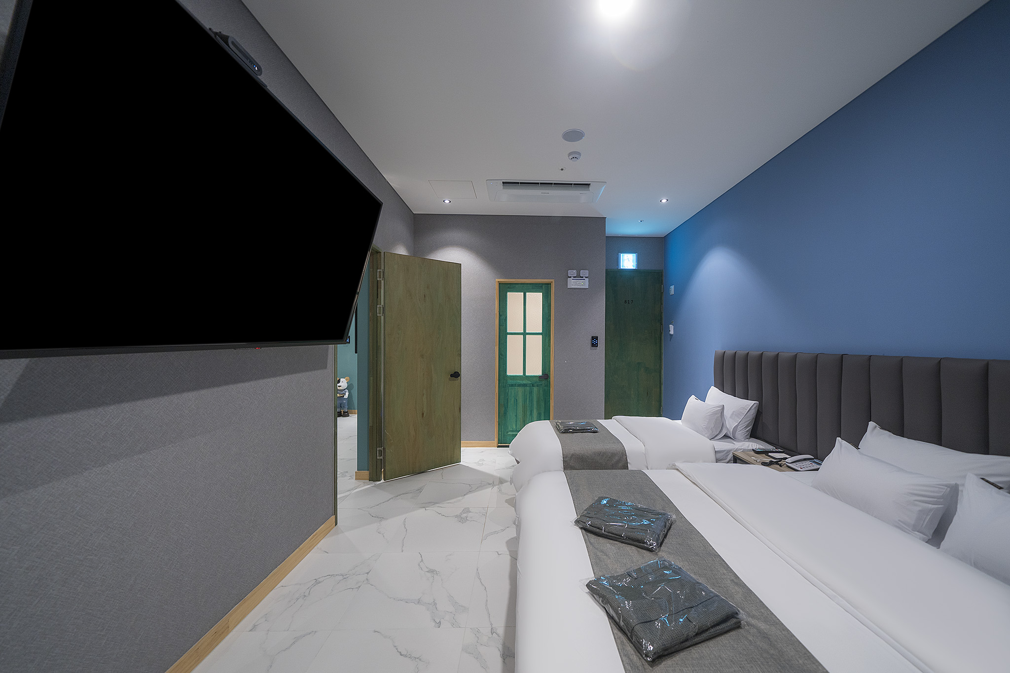 room detail thumbnail 2
