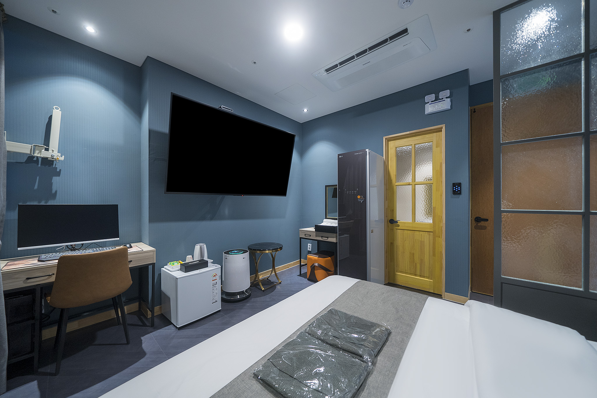 room detail thumbnail 2