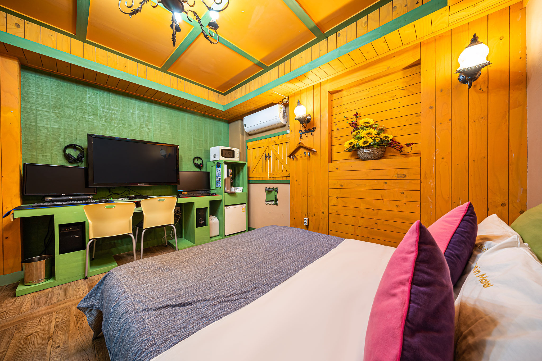 room detail thumbnail 2