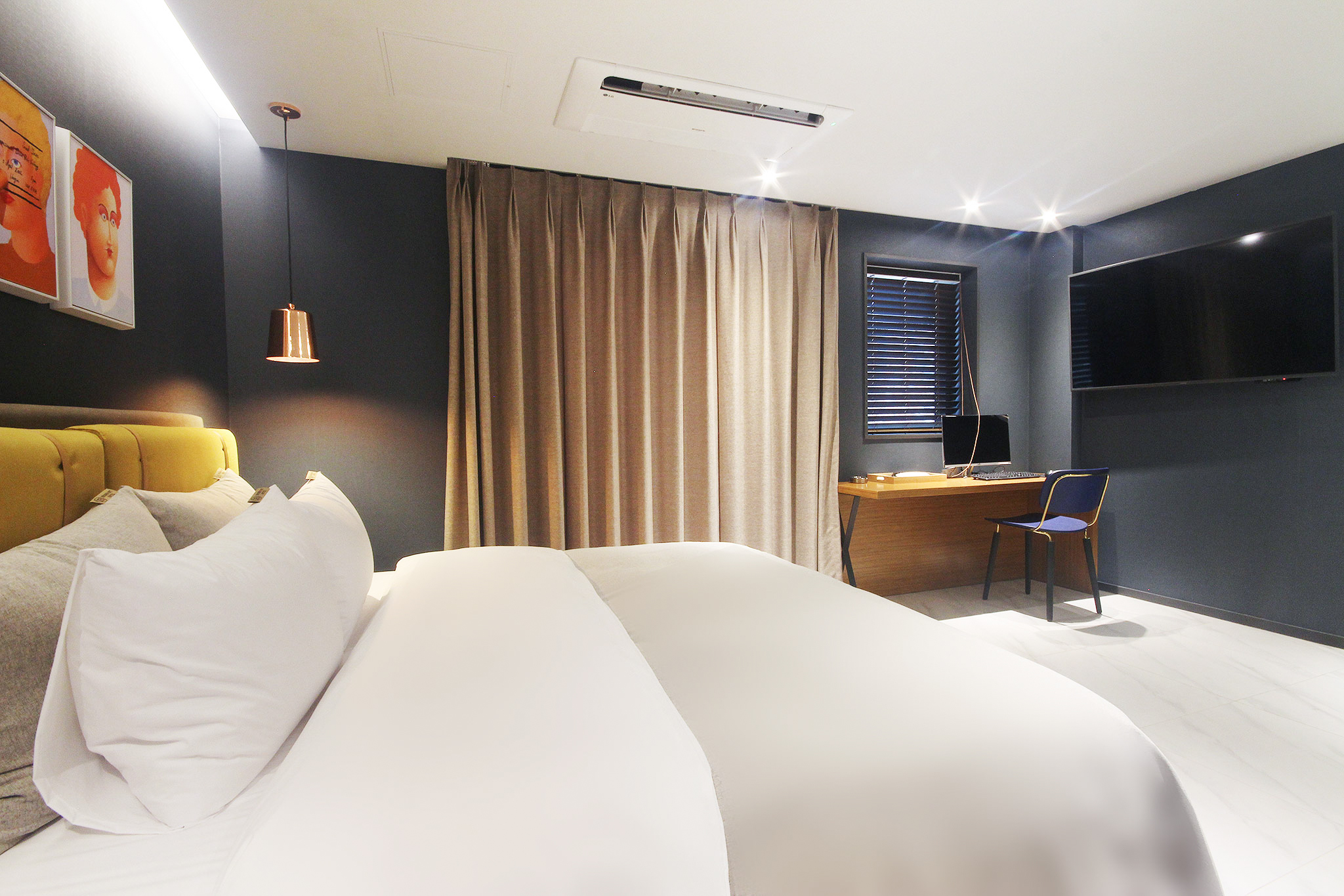 room detail thumbnail 1