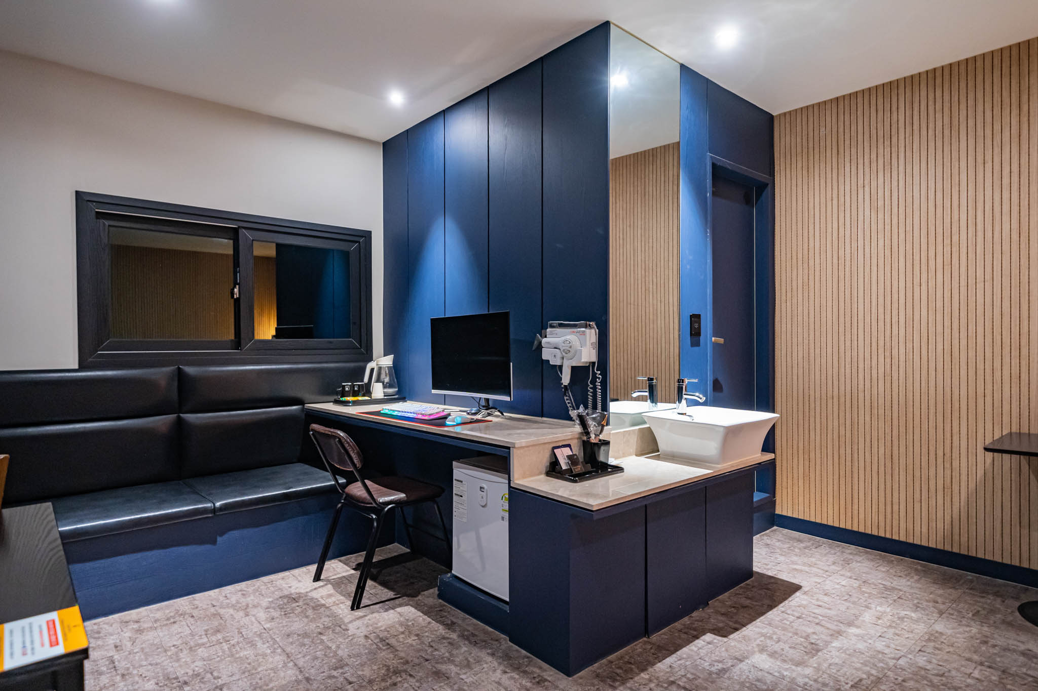 room detail thumbnail 2