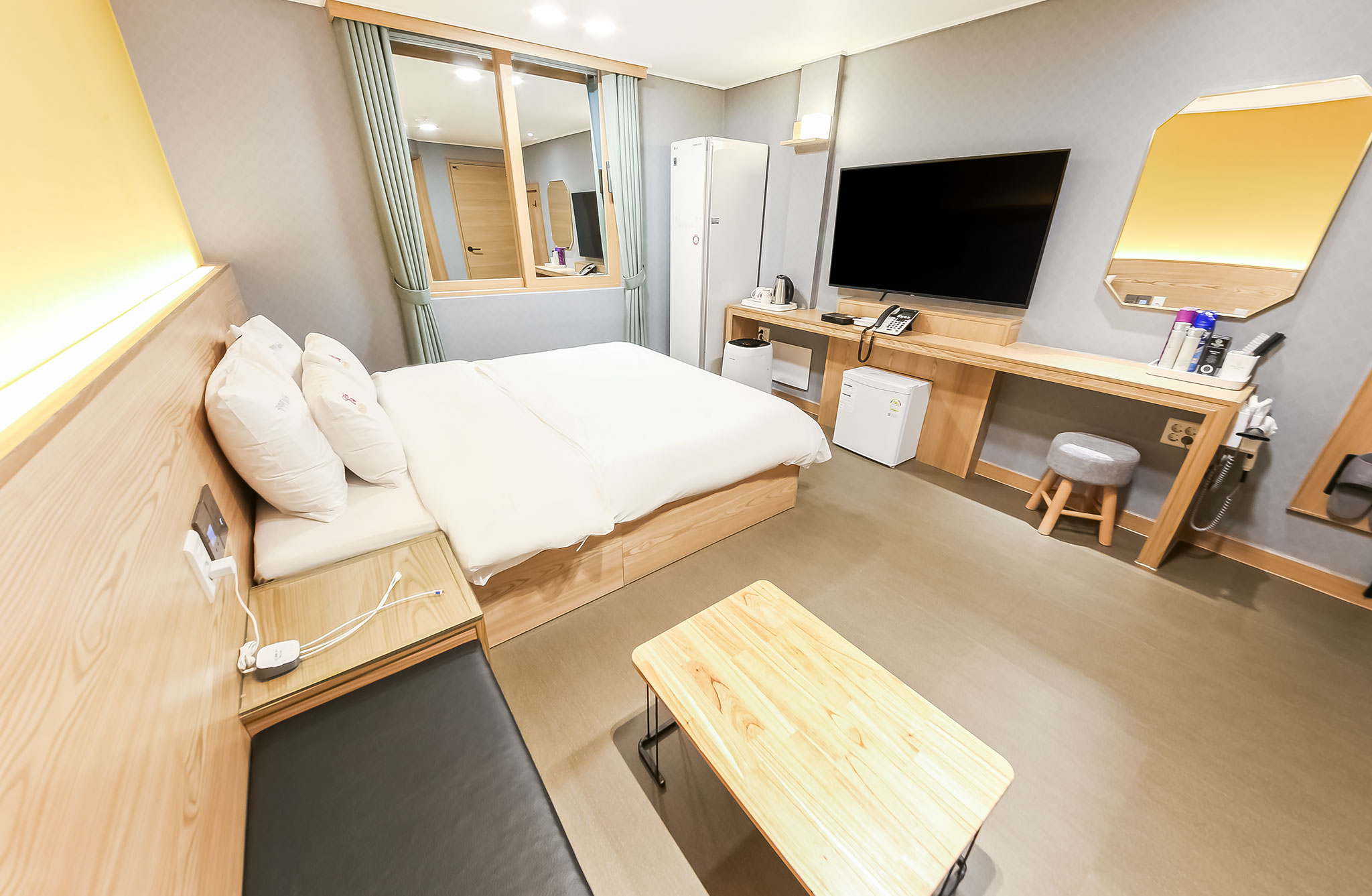 room detail thumbnail 2