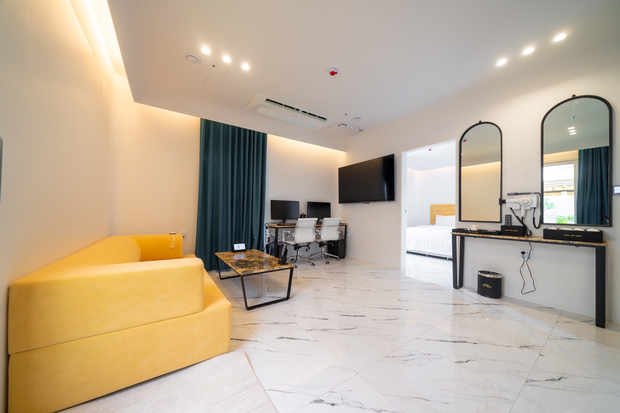 room detail thumbnail 2