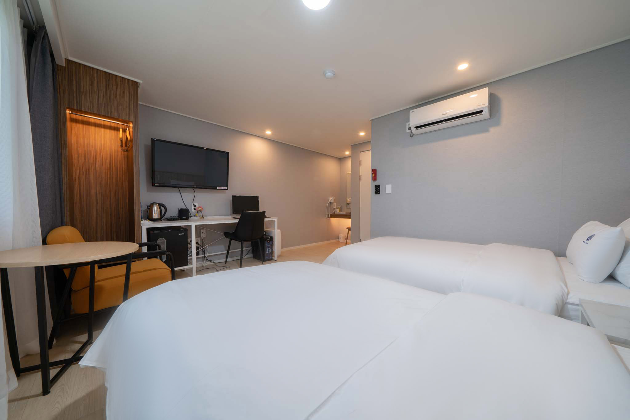 room detail thumbnail 2