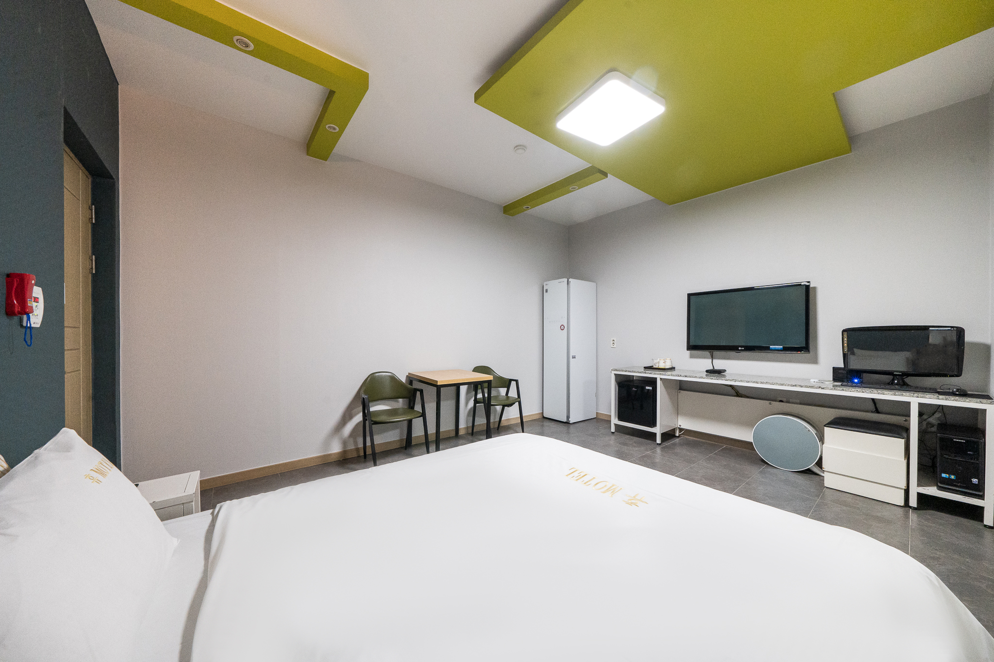 room detail thumbnail 2