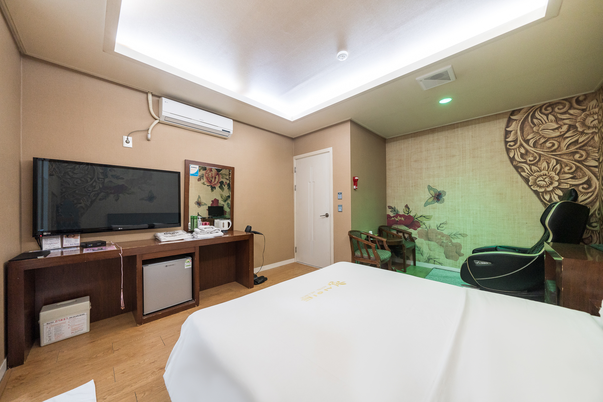 room detail thumbnail 1