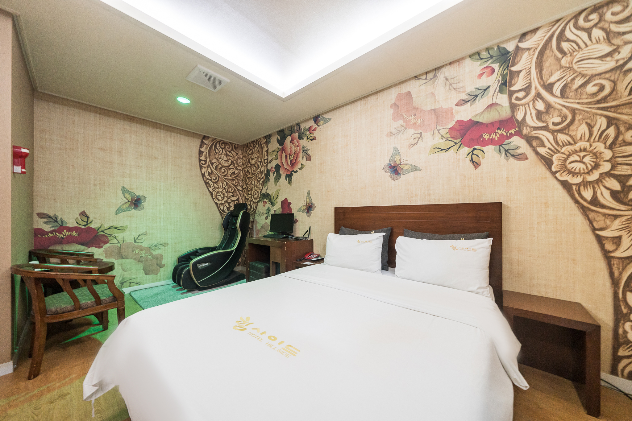 room detail thumbnail 2