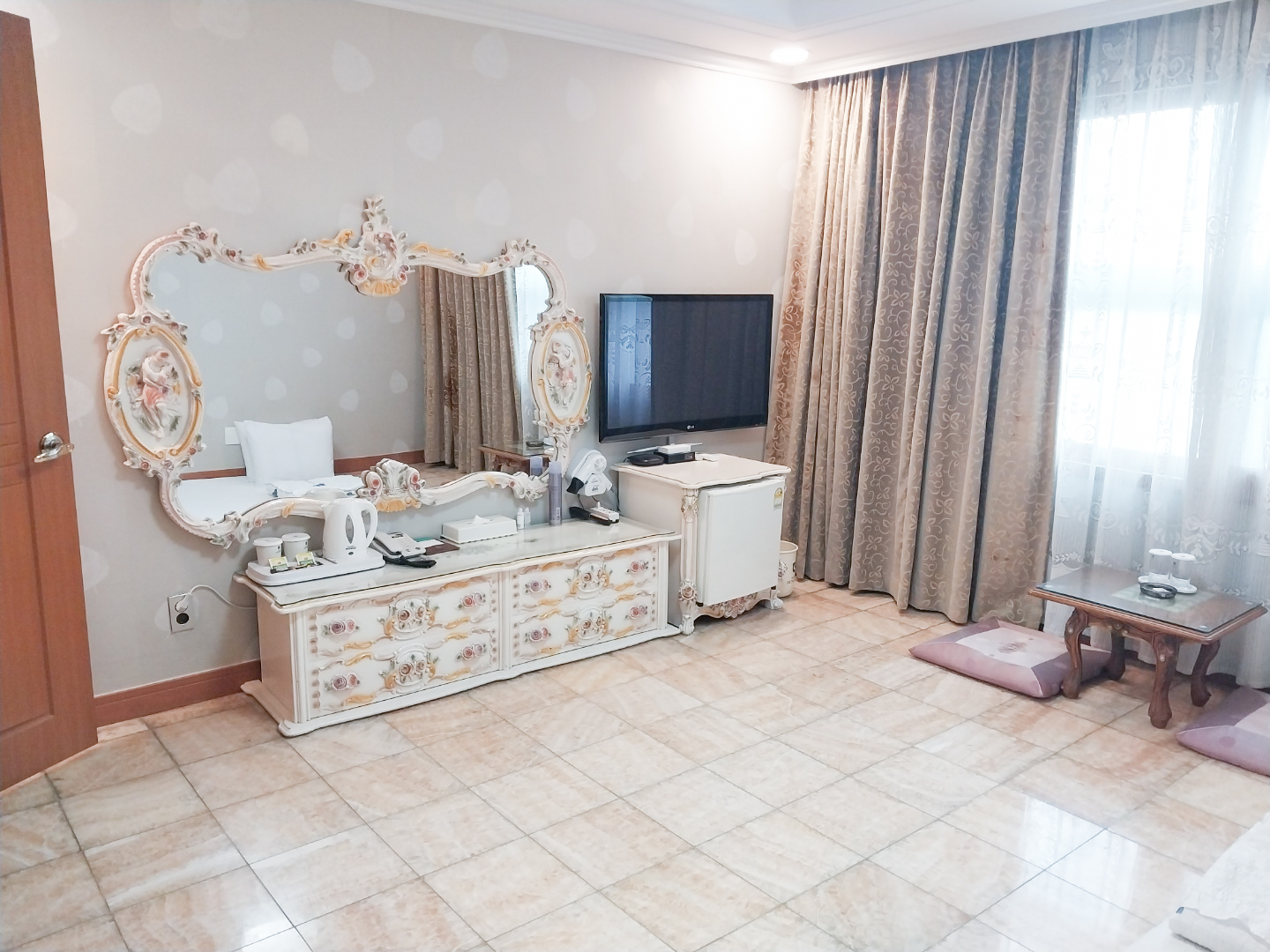 room detail thumbnail 1