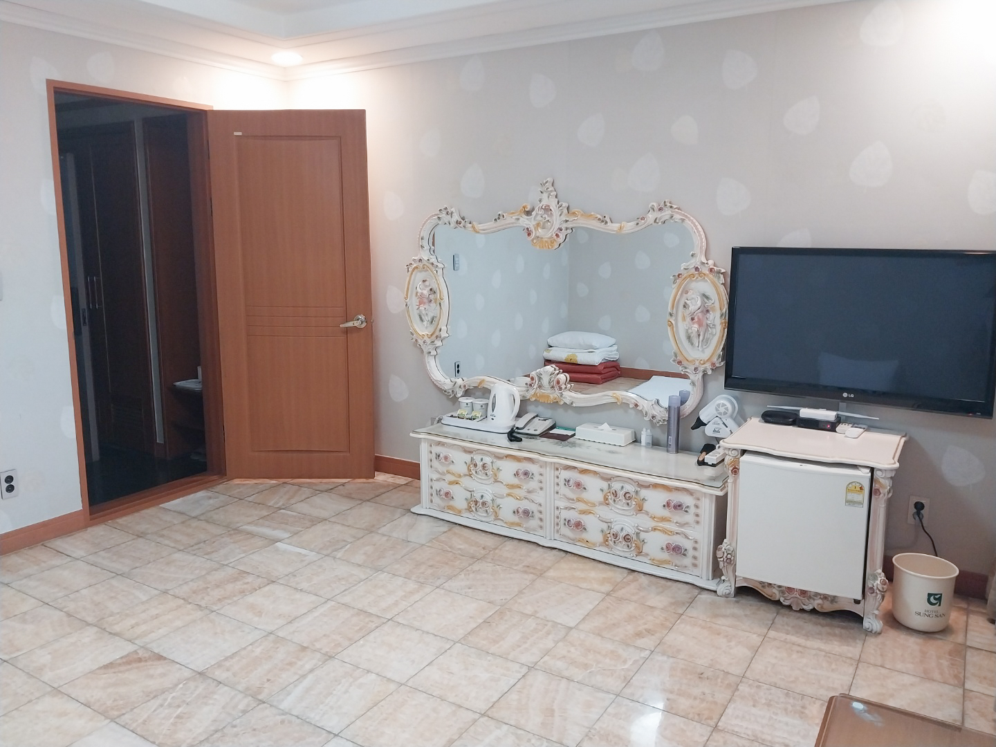 room detail thumbnail 2