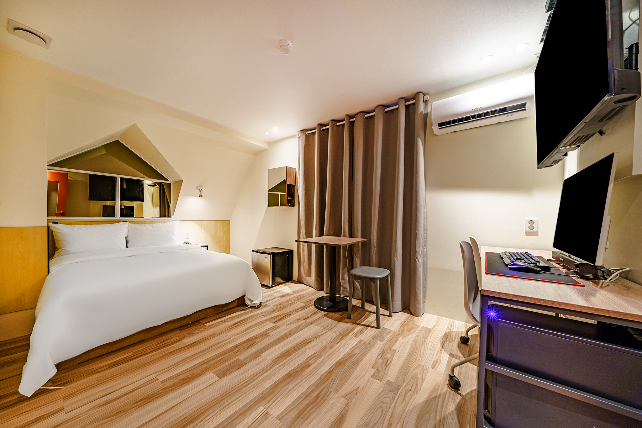 room detail thumbnail 2