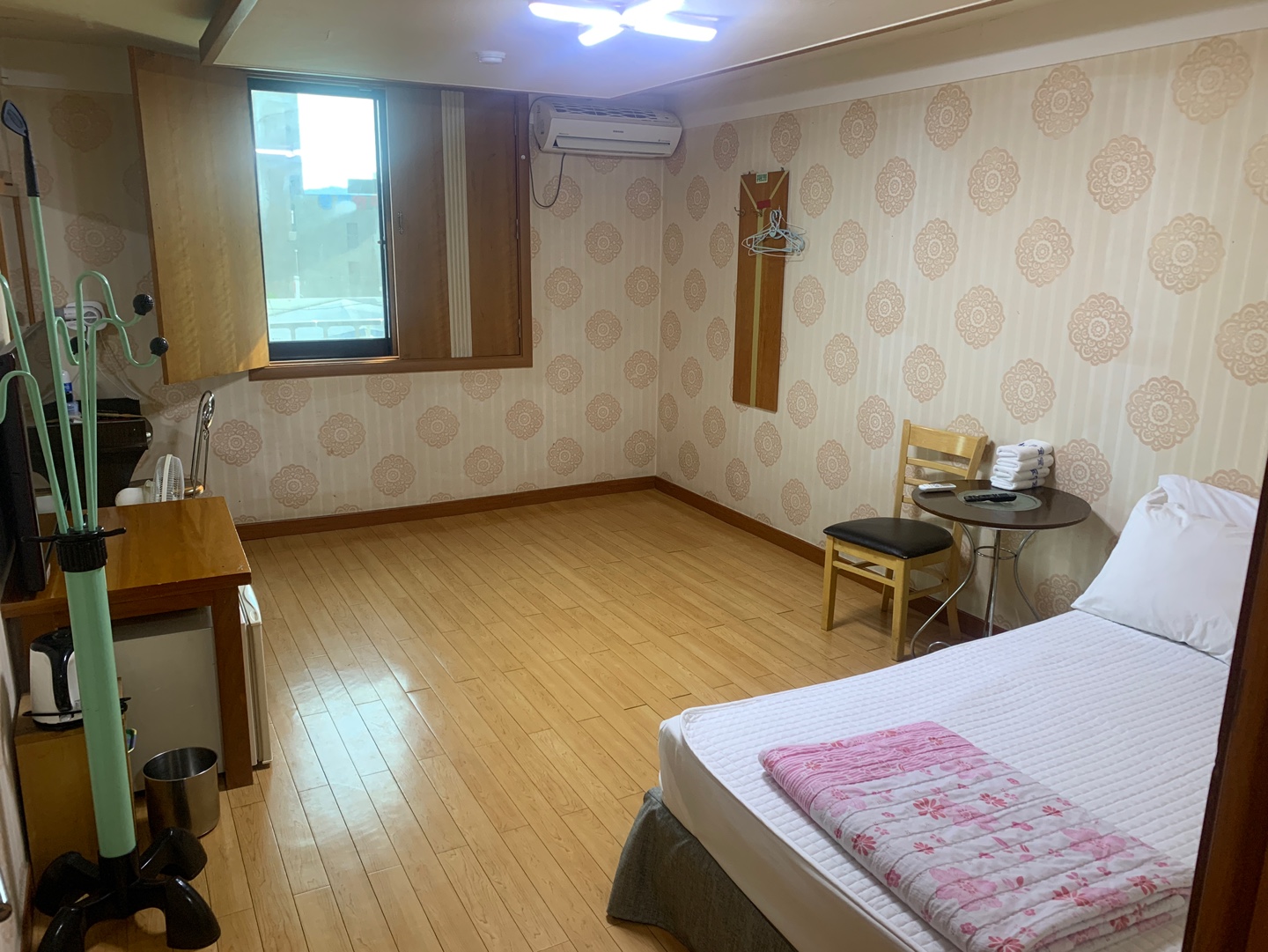 room detail thumbnail 1