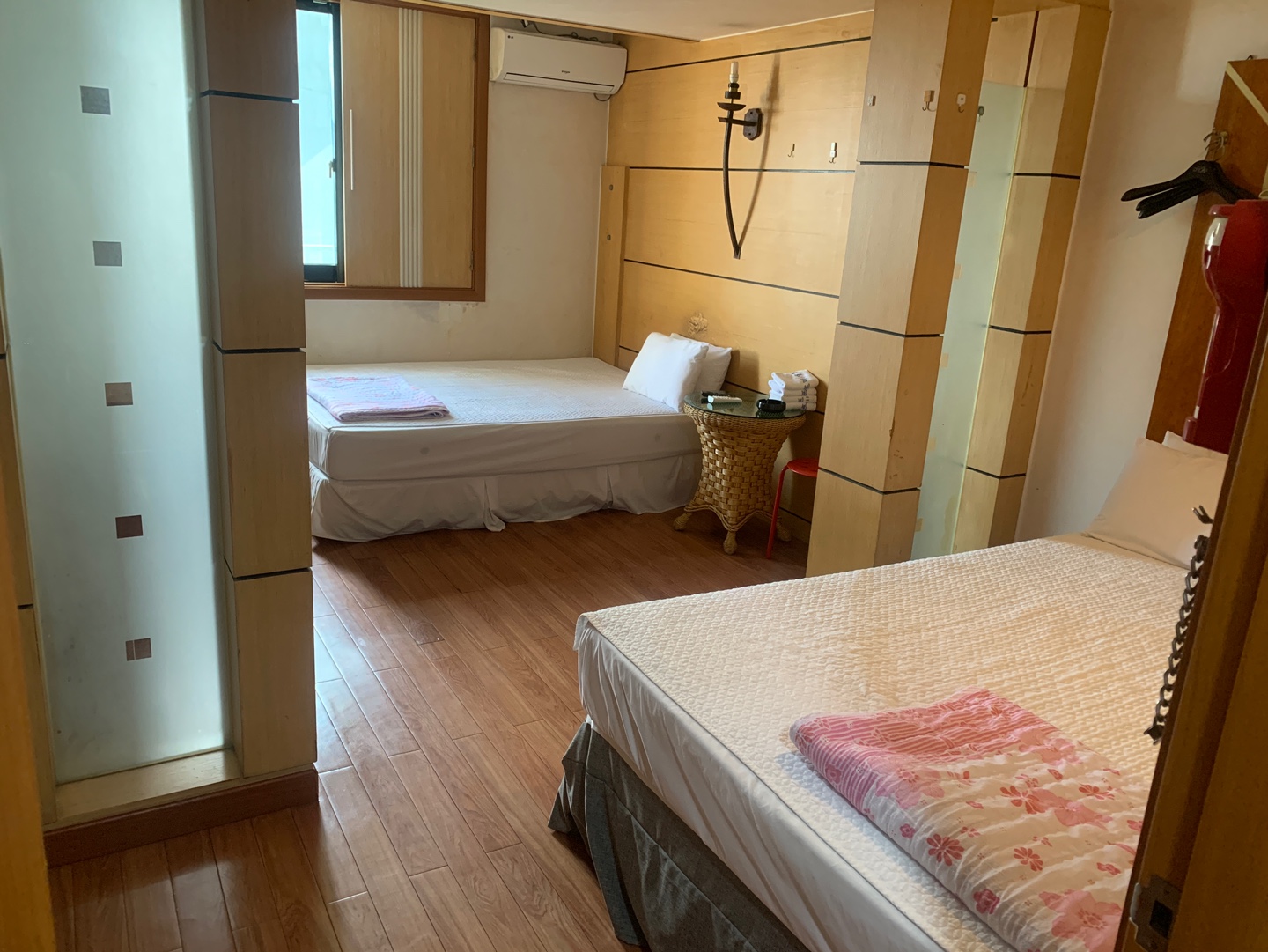 room detail thumbnail 2