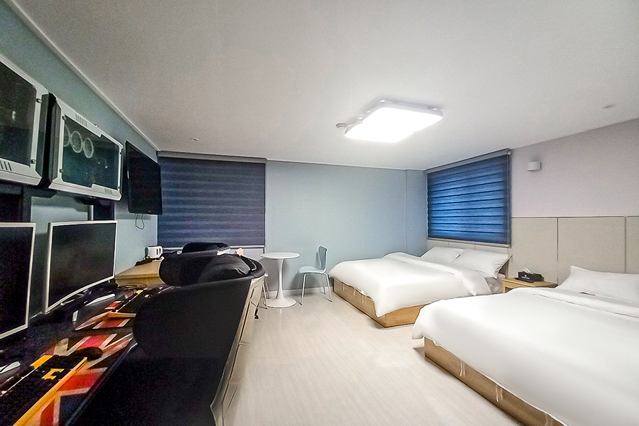 room detail thumbnail 2