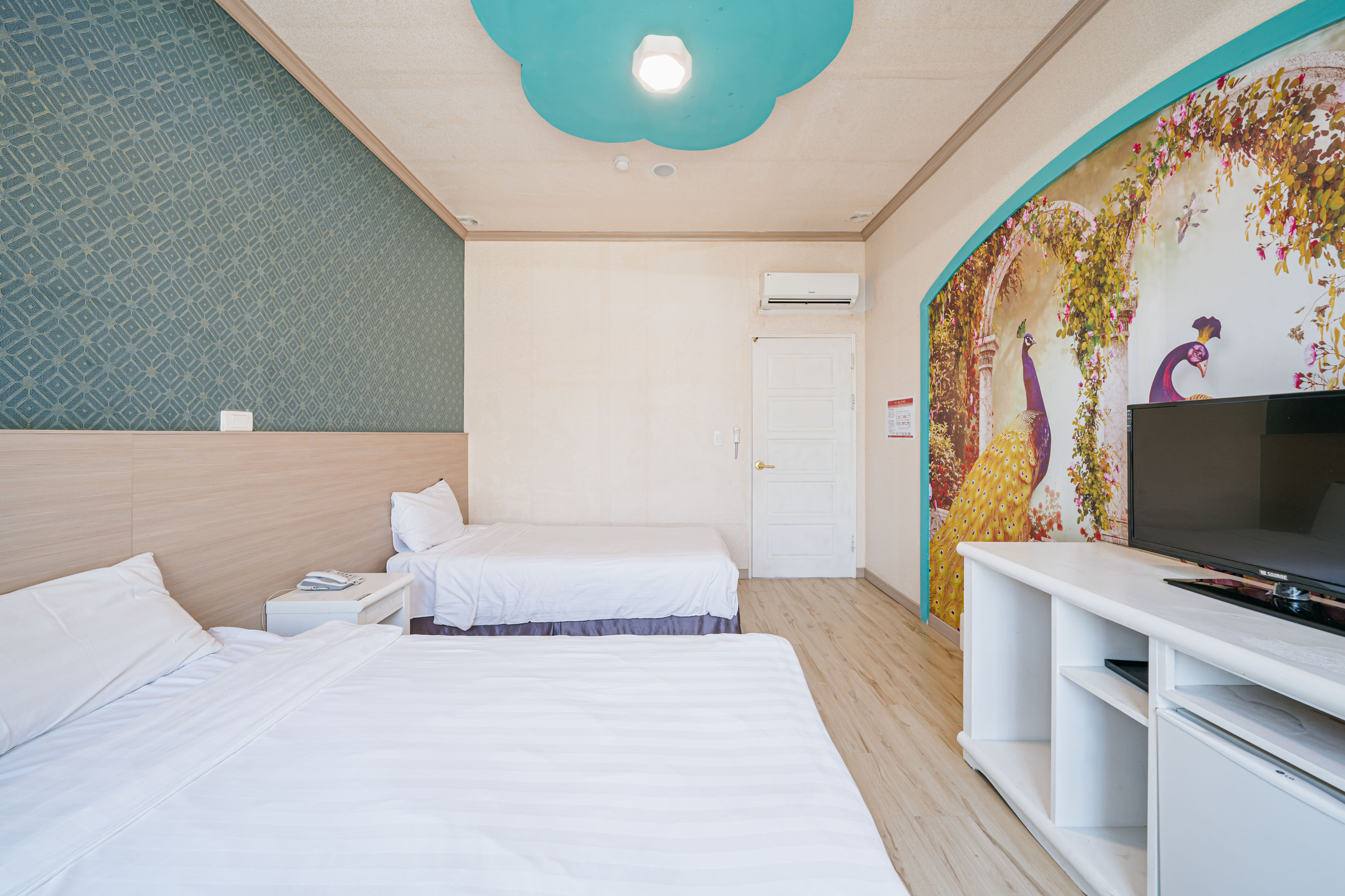 room detail thumbnail 2