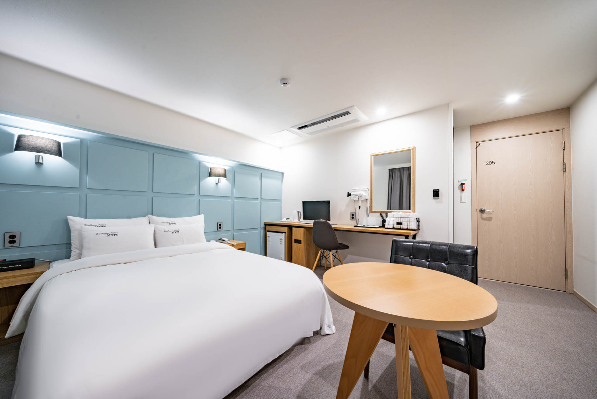 room detail thumbnail 2