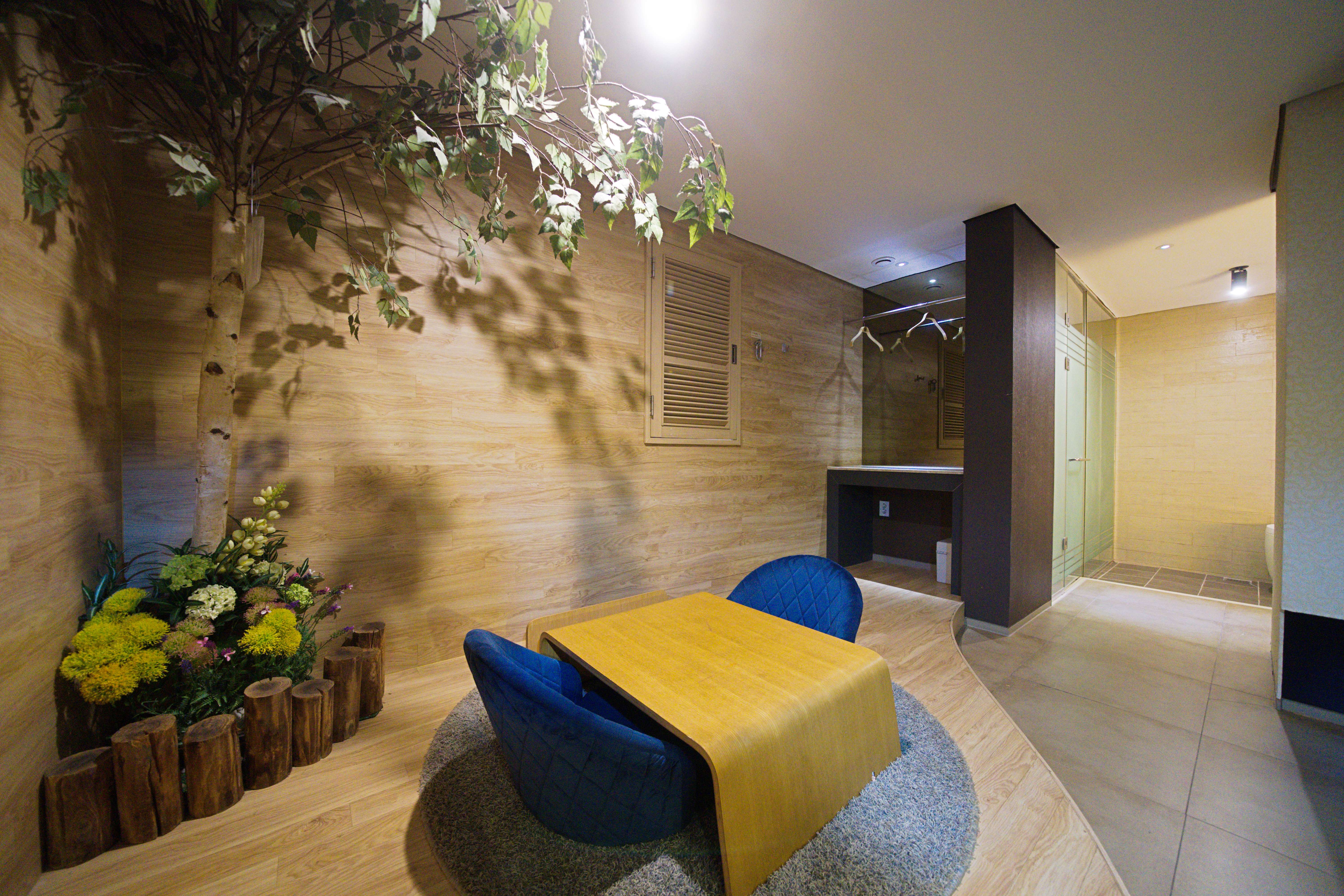 room detail thumbnail 1